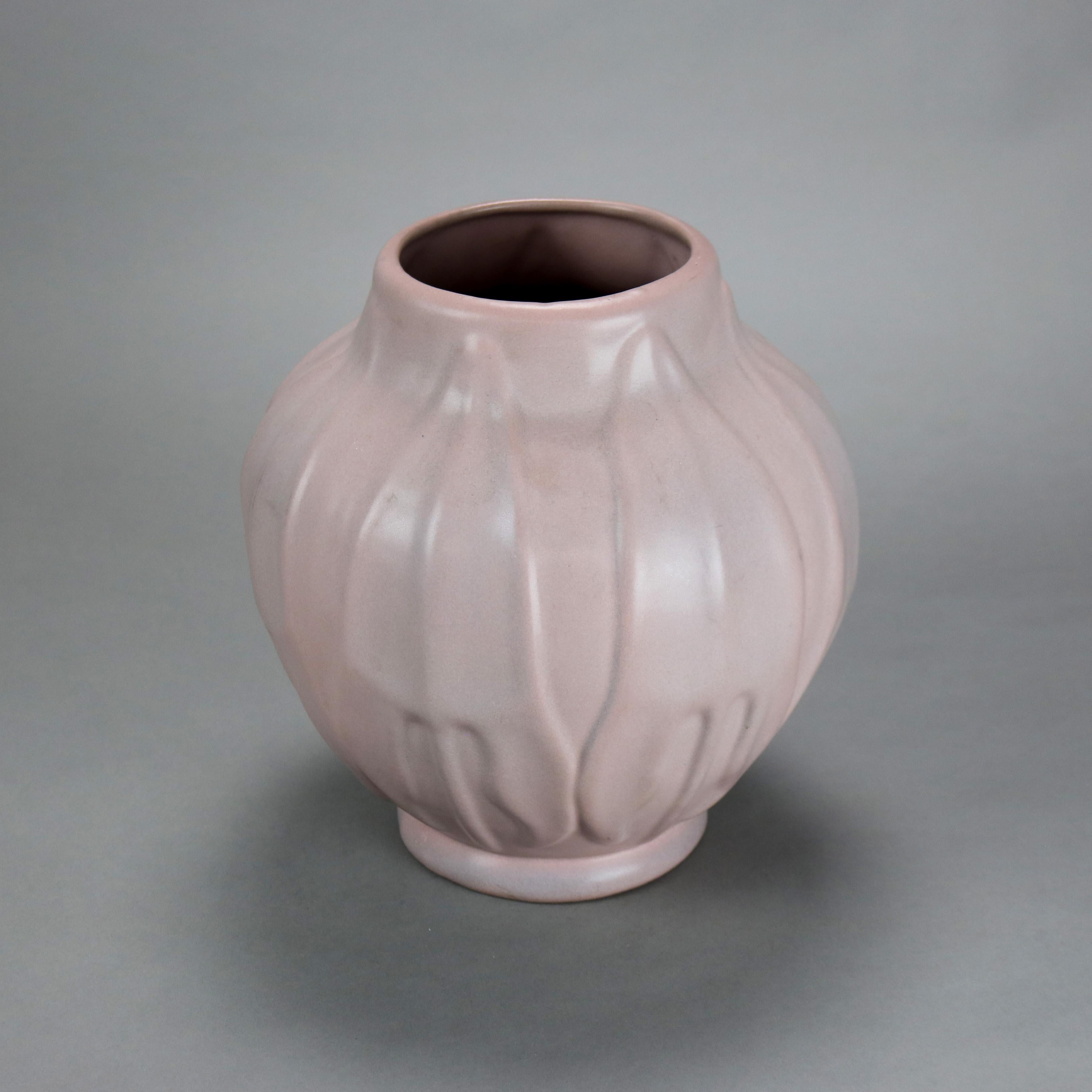 XX secolo Antico vaso in ceramica Van Briggle Matt Rose con foglie stilizzate lavorate a mano C1920 in vendita