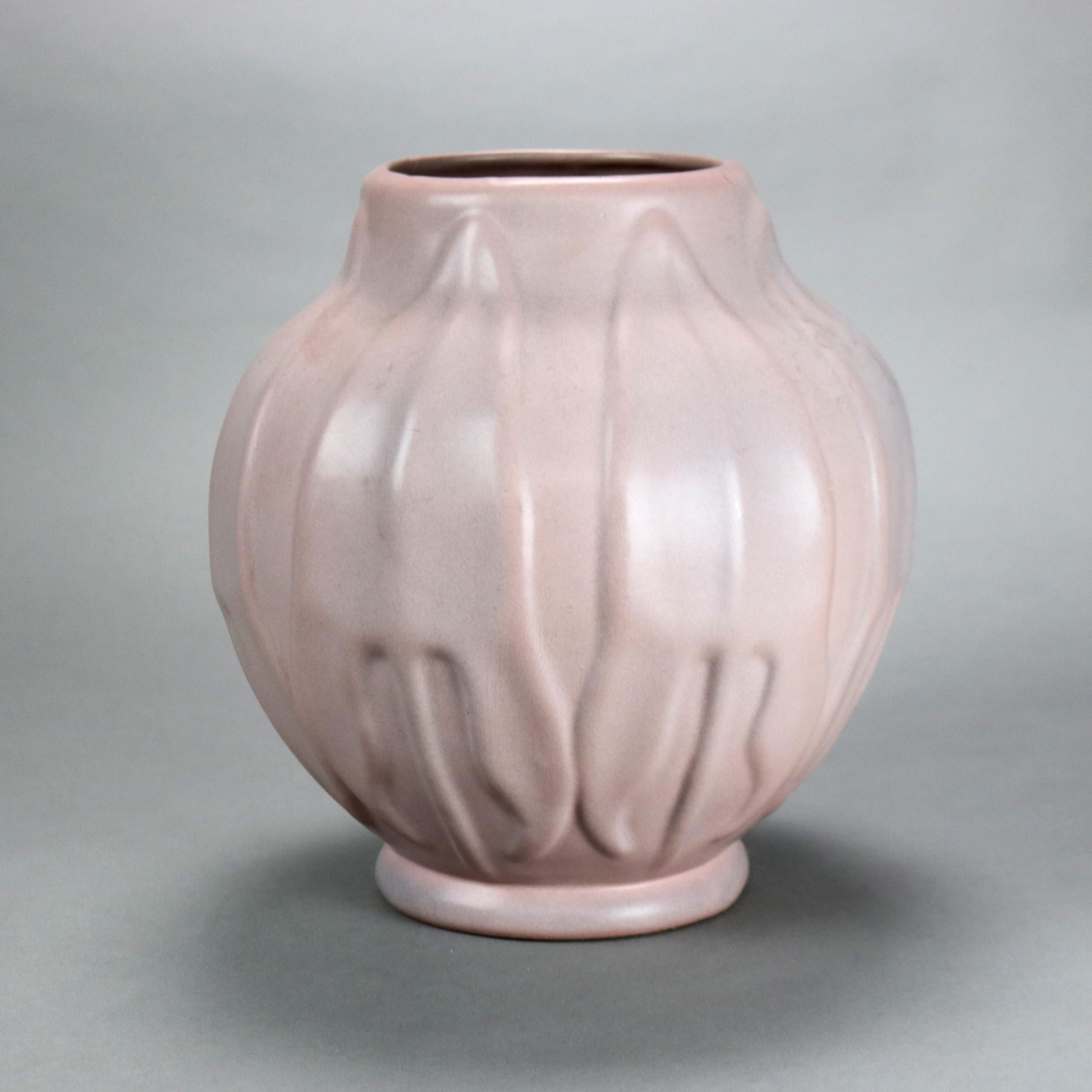 Terracotta Antico vaso in ceramica Van Briggle Matt Rose con foglie stilizzate lavorate a mano C1920 in vendita