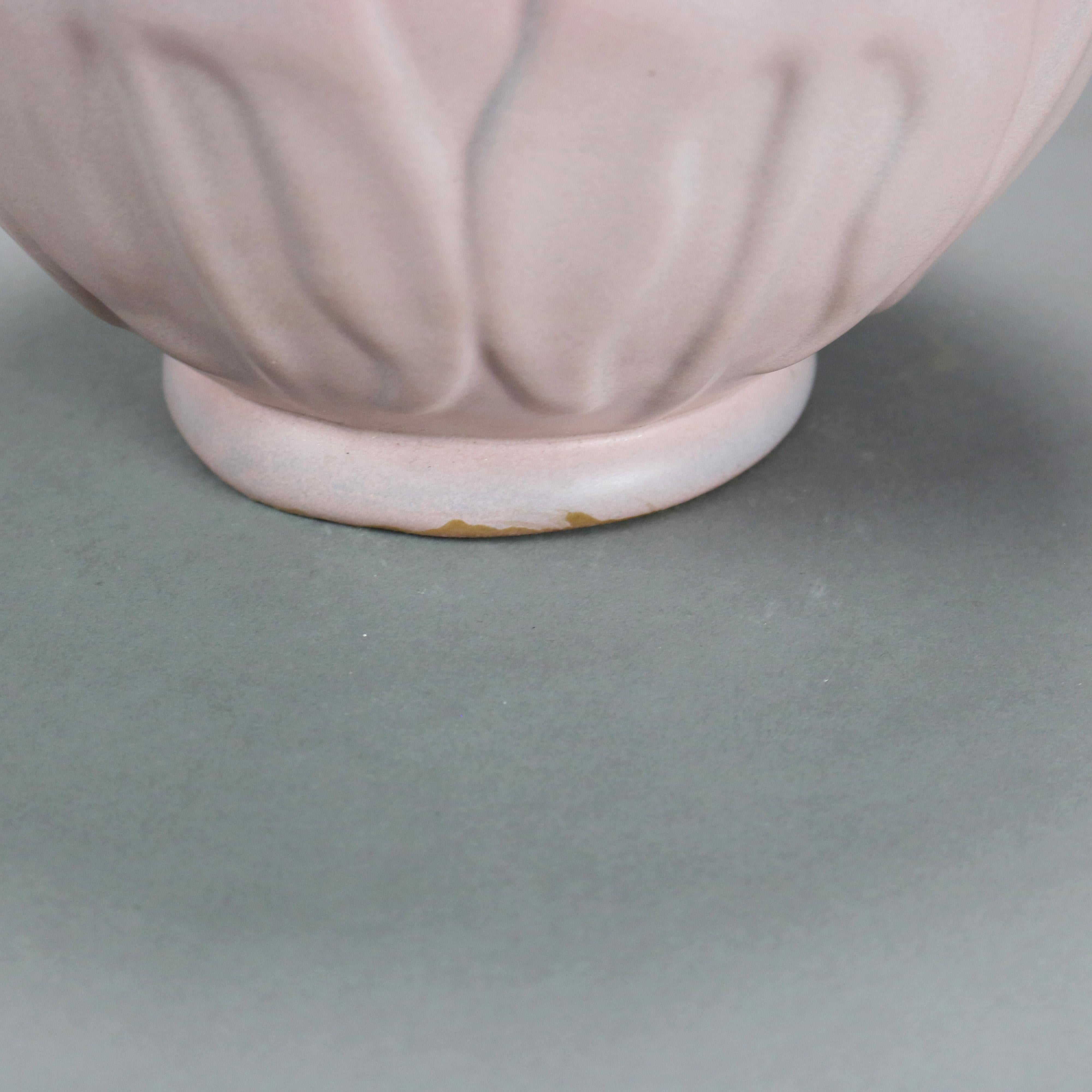 Antico vaso in ceramica Van Briggle Matt Rose con foglie stilizzate lavorate a mano C1920 in vendita 1