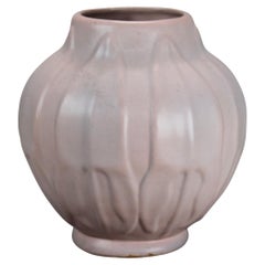 Jarrón antiguo Van Briggle de cerámica rosa mate con hojas estilizadas grabadas C1920