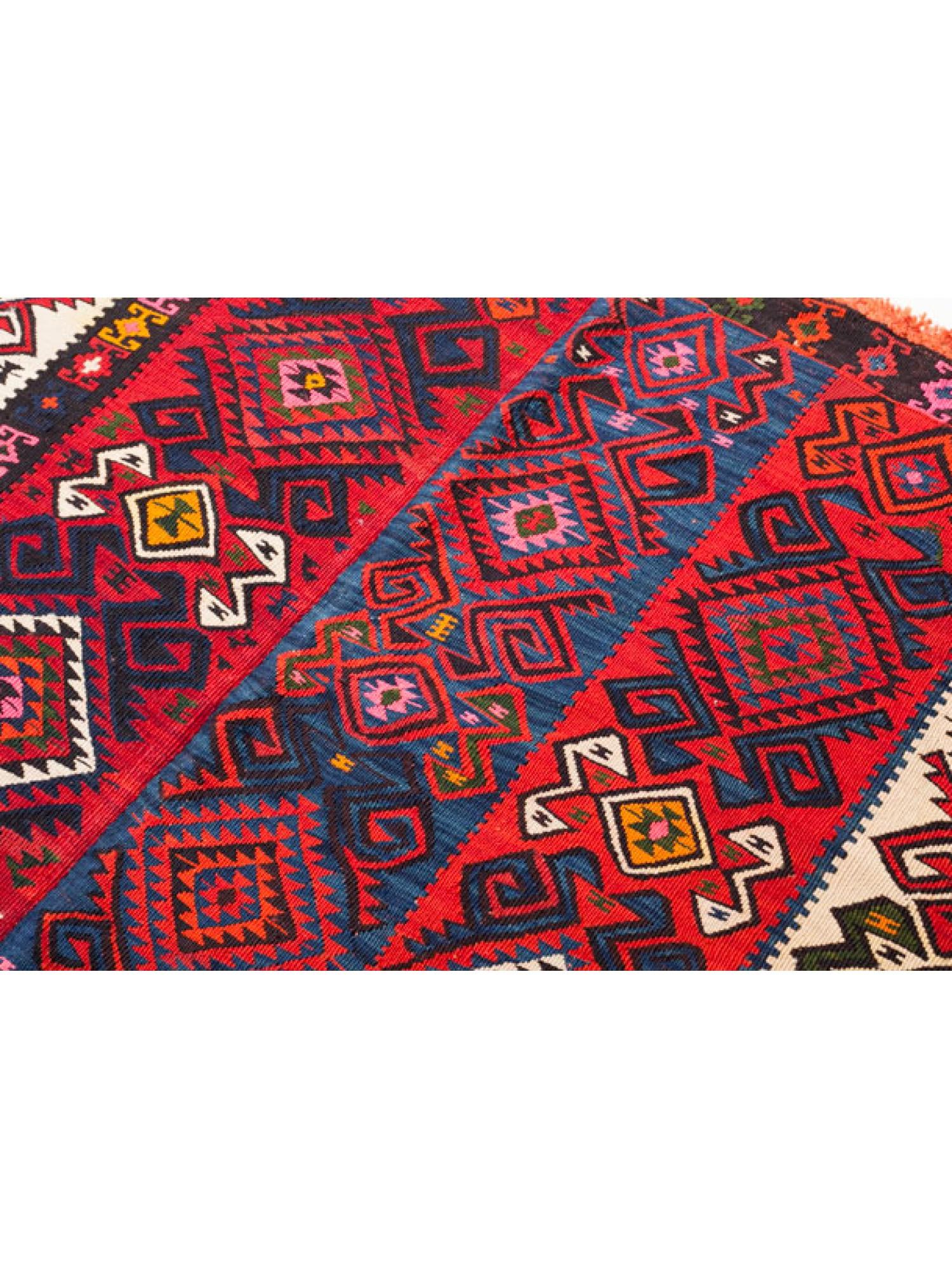Se trata de un antiguo Kilim de Anatolia Oriental, procedente de la región de Van, con una composición de colores rara y hermosa.

Van se encuentra en el lado sureste del lago Van, que es la mayor masa de agua de Anatolia y la segunda de Oriente