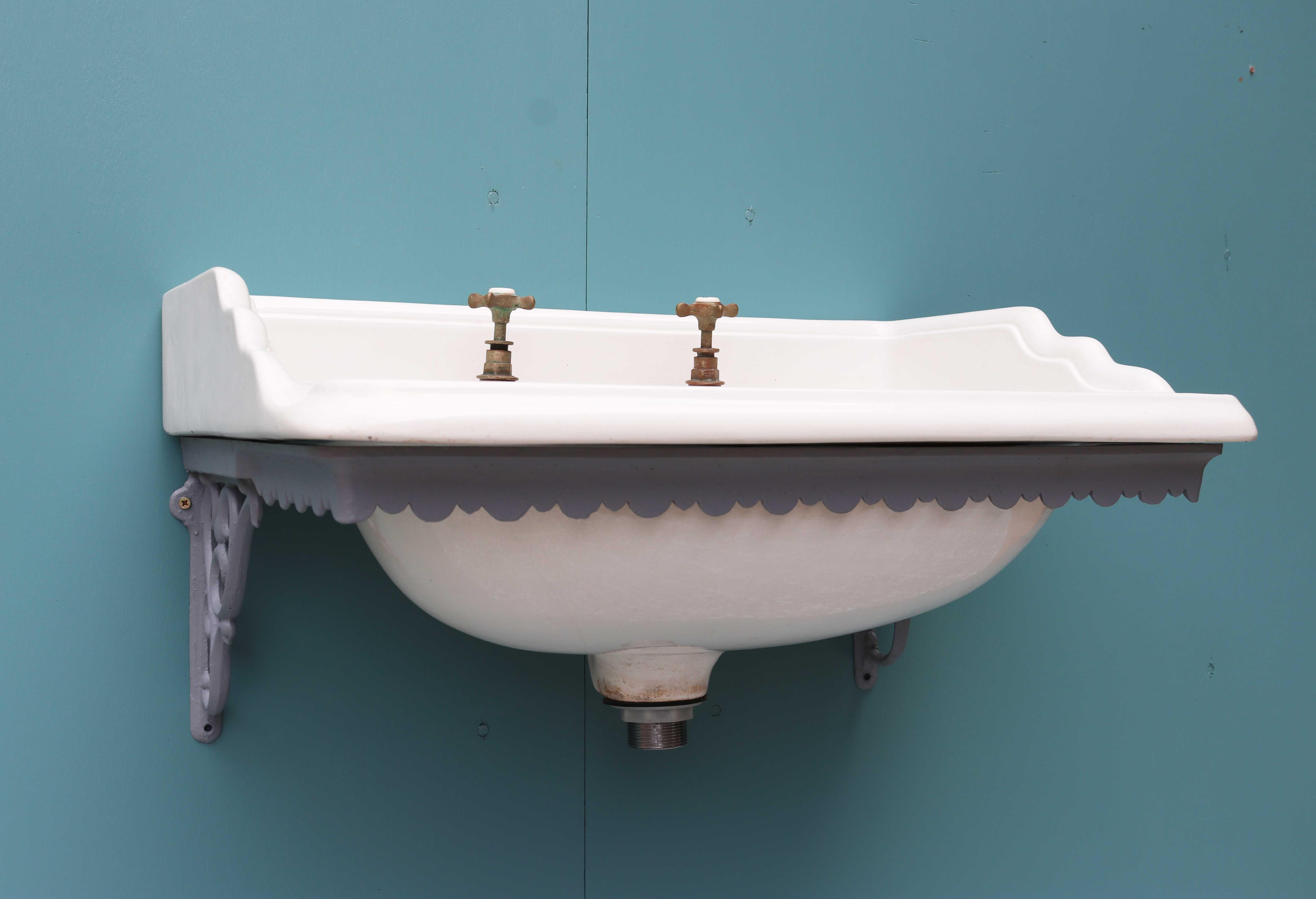 Antique ‘Vandus’ Wall Mounted Sink/Basin In Fair Condition In Wormelow, Herefordshire