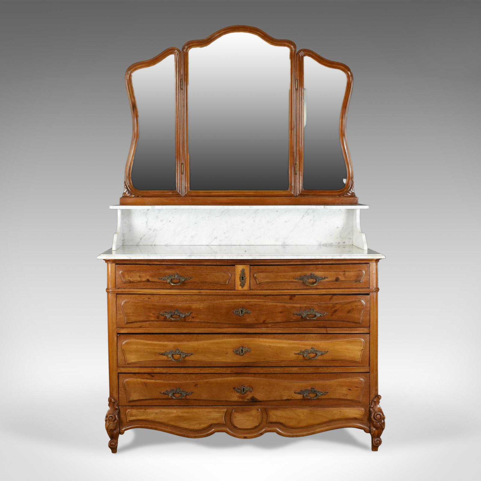 Il s'agit d'une ancienne coiffeuse à tiroirs:: une table de toilette française:: à dessus en marbre et à dos de miroir en acajou et datant de la fin du 19e siècle:: vers 1880. 

Un meuble-lavabo français de qualité en acajou de choix
Sous un épais