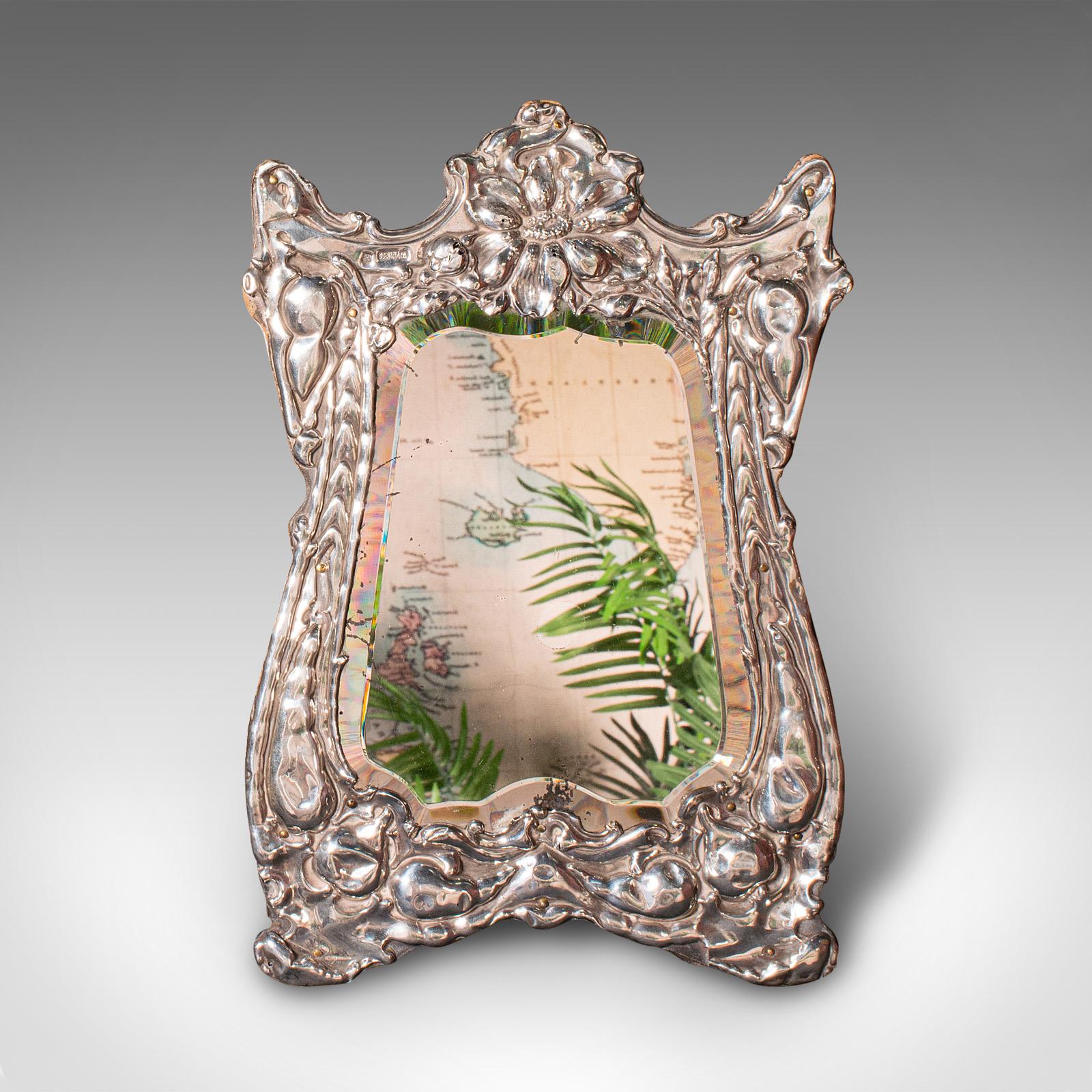 Dies ist ein antiker Schminkspiegel. Ein englischer Frisierspiegel aus Sterlingsilber und Glas aus der Edwardianischen Periode, um 1902.

Wunderschöner Spiegel mit toller Tonalität und Reflexion
Zeigt eine wünschenswerte gealterte Patina und in