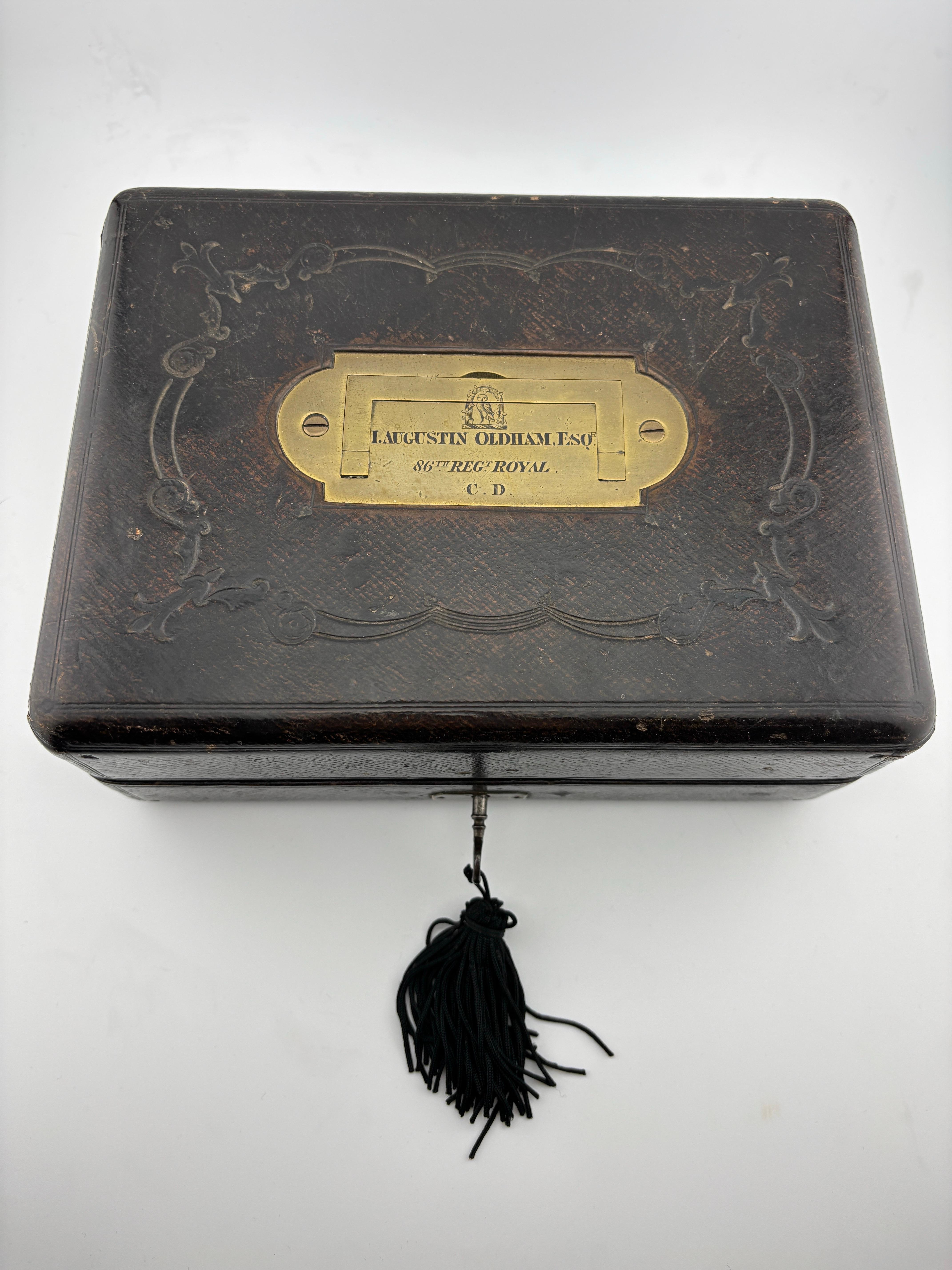 Plongez dans une époque révolue grâce à ce set de rasage de voyage antique d'officier militaire étonnamment préservé.

Les lettres de datation sur les pièces en argent massif datent les articles entre les années 1839 et 1842. 

Elle a été commandée