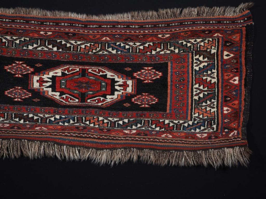Antike Varamin Region Piled Mafrash-Tafel, Medaillon-Design, um 1900 (Persisch) im Angebot