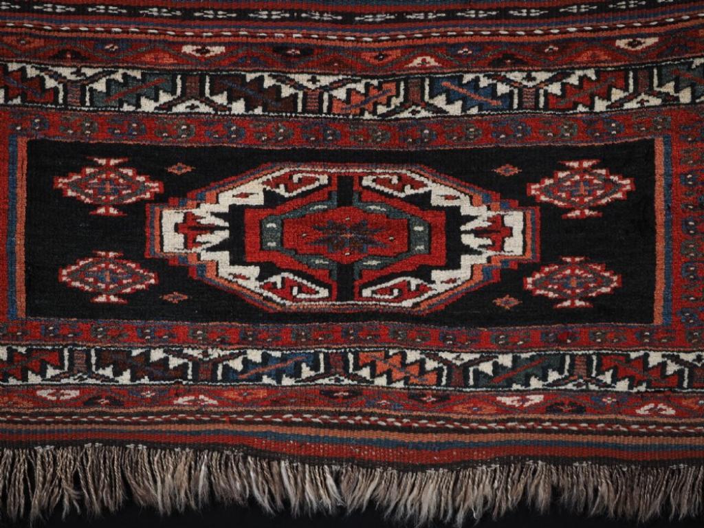 Antike Varamin Region Piled Mafrash-Tafel, Medaillon-Design, um 1900 im Zustand „Gut“ im Angebot in Moreton-In-Marsh, GB