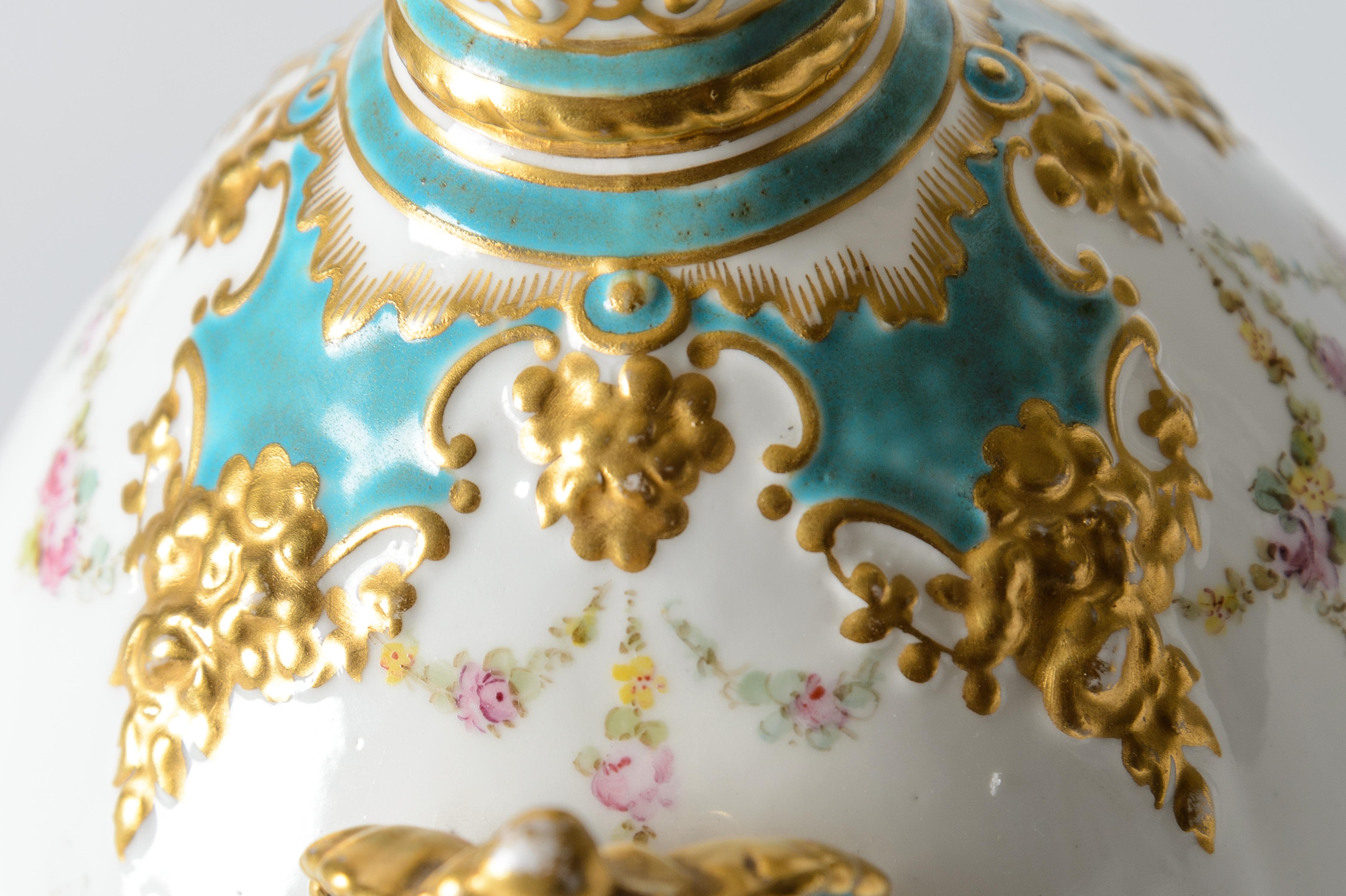 Fait main Vase ancien de Royal Crown Derby datant d'environ 1900. Forme détaillée Turquoise et dorée en vente