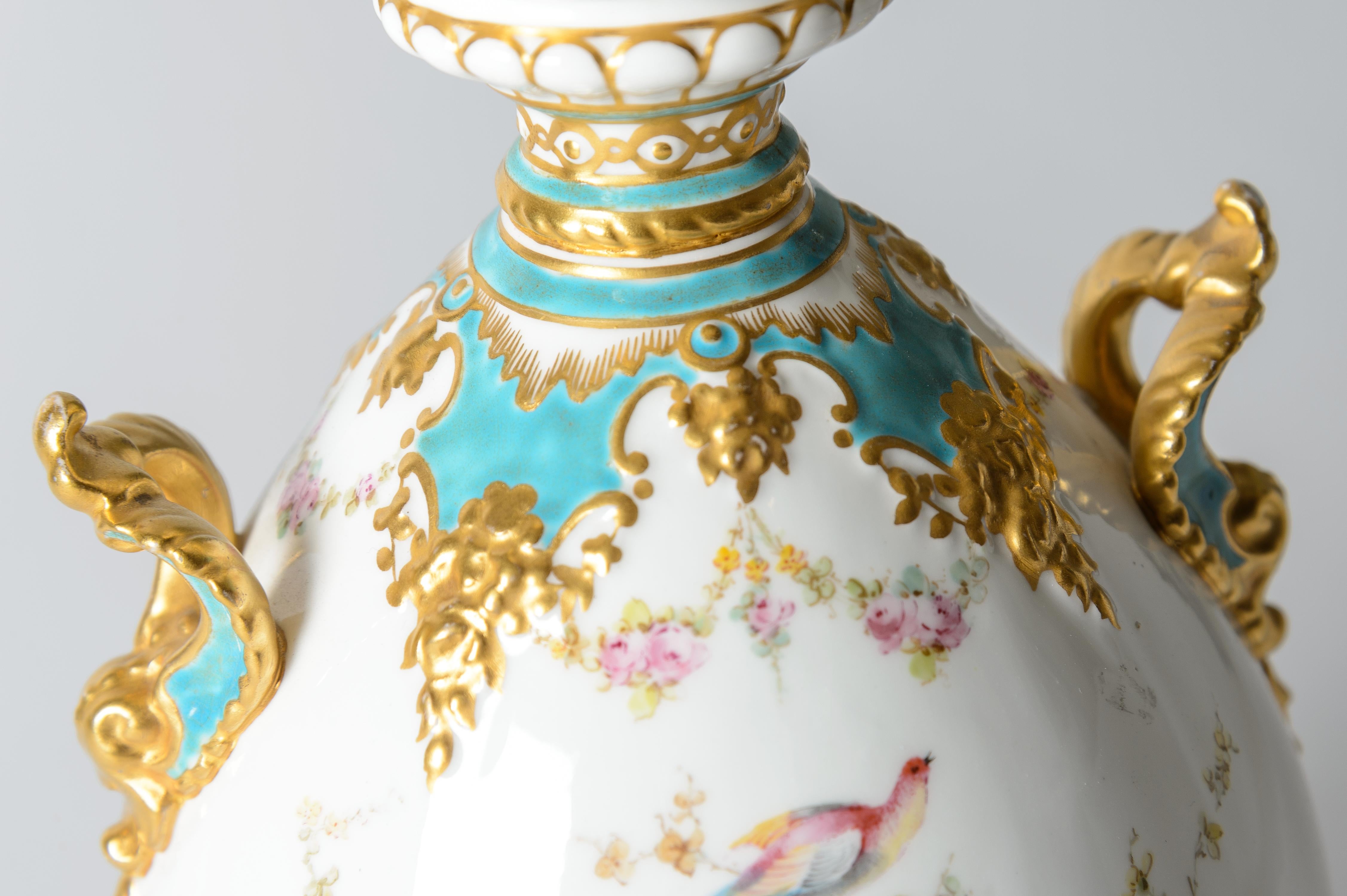 Début du 20ème siècle Vase ancien de Royal Crown Derby datant d'environ 1900. Forme détaillée Turquoise et dorée en vente
