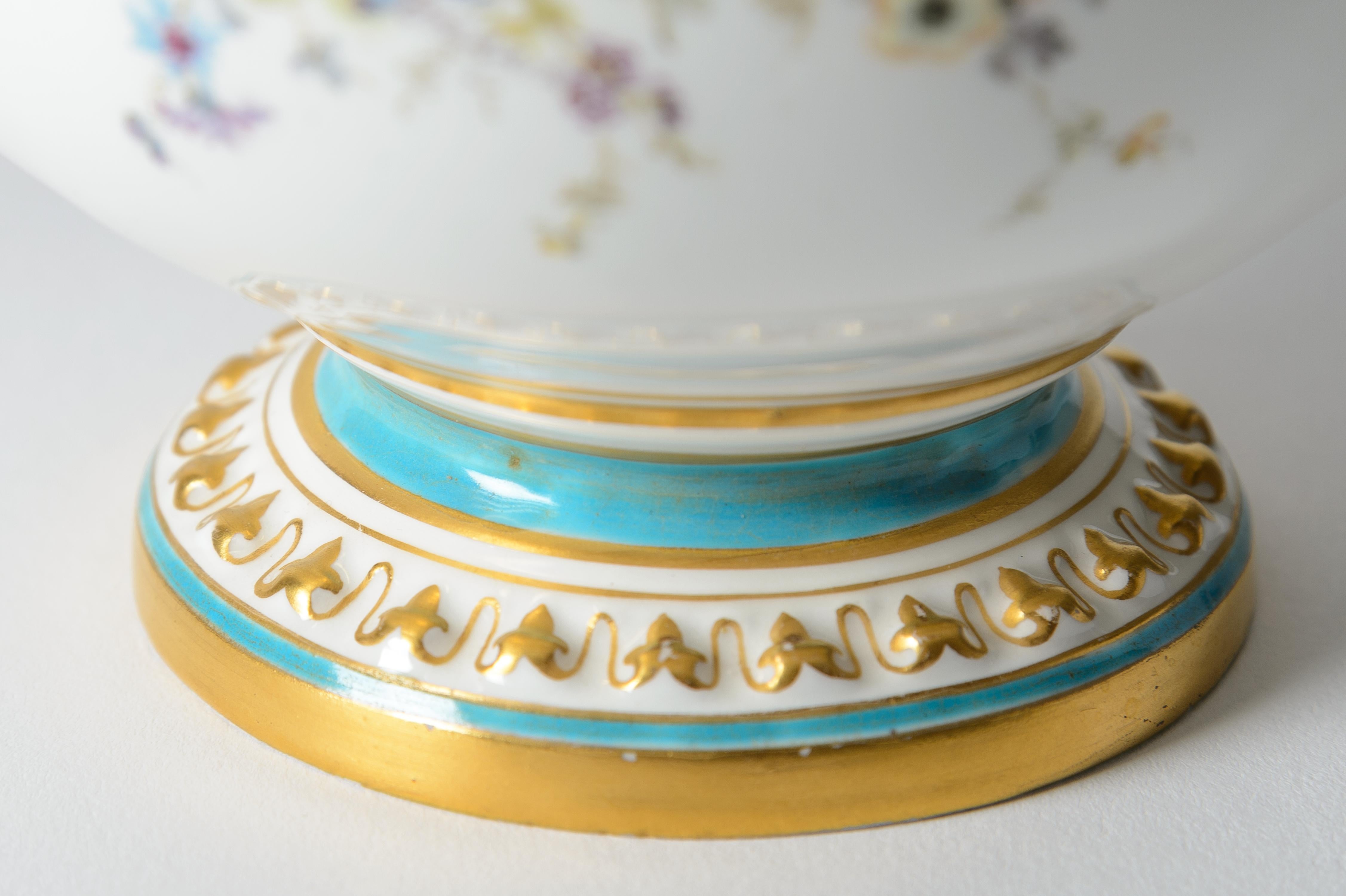 Or Vase ancien de Royal Crown Derby datant d'environ 1900. Forme détaillée Turquoise et dorée en vente