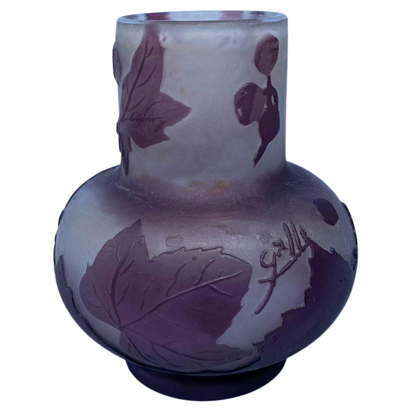 Vase ancien en verre camée violet impérial orné de feuilles sur le thème des fleurs d'Emile Galle