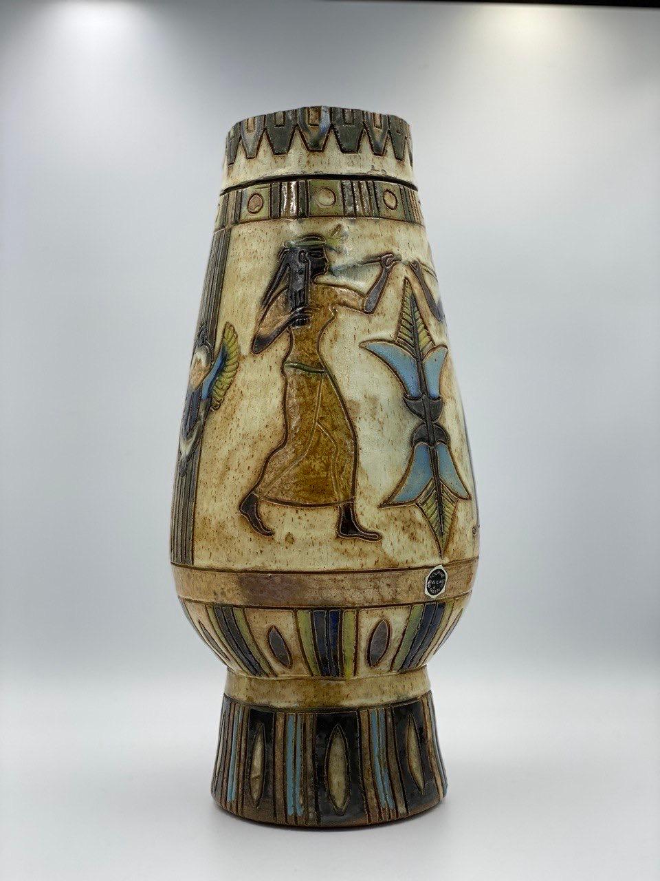 Antique  Signé  Vase en poterie d'art par Roger GUERIN (1896-1954) 

 Ce magnifique vase en poterie d'art est signé Roger Guerin, un potier belge. Les couleurs sont des nuances de tan et de brun chocolat. Recouvert de glaçure à certains endroits. Le