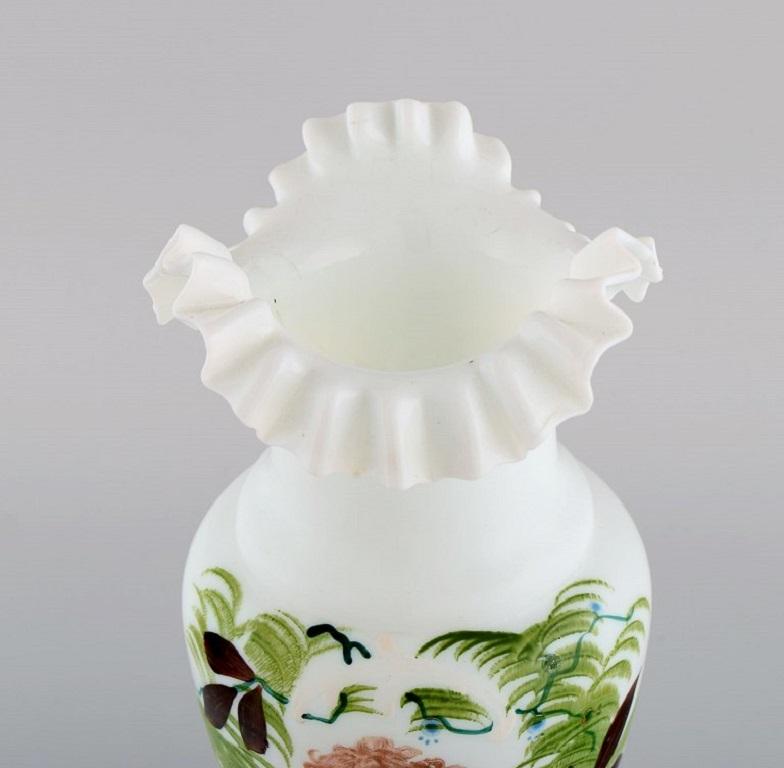 Vase ancien en verre d'art opalin soufflé à la bouche avec le motif peint à la main d'une jeune femme et de feuillages. 
Environ 1900.
Mesures : 28 x 14,5 cm.
En parfait état.