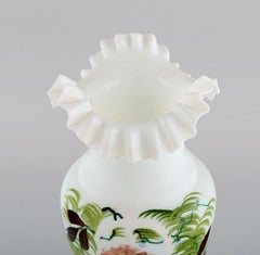 Vase d'antiquités en verre d'art opale soufflé à la bouche avec un motif de jeune femme