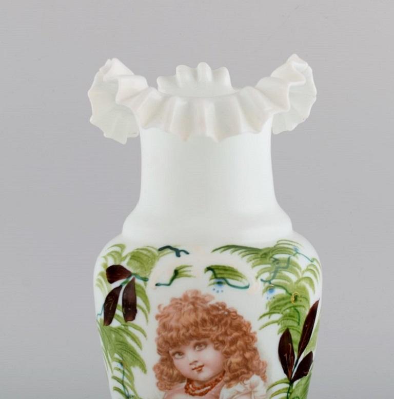 Art nouveau Vase d'antiquités en verre d'art opale soufflé à la bouche avec un motif de jeune femme en vente