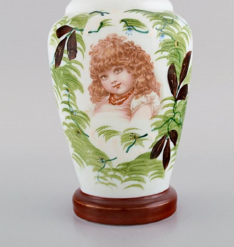 Inconnu Vase d'antiquités en verre d'art opale soufflé à la bouche avec un motif de jeune femme en vente