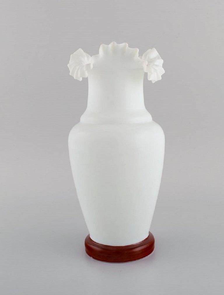 Peint à la main Vase d'antiquités en verre d'art opale soufflé à la bouche avec un motif de jeune femme en vente