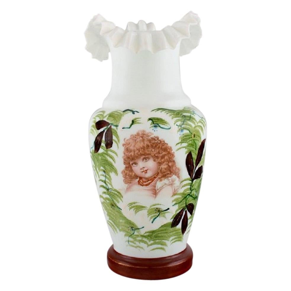 Antike Vase aus mundgeblasenem Opalglas mit einem Motiv einer jungen Frau