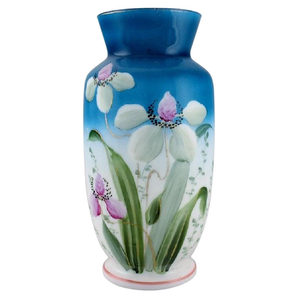 Antike Vase aus mundgeblasenem Opal-Kunstglas mit handgemalten Blumen und Blättern