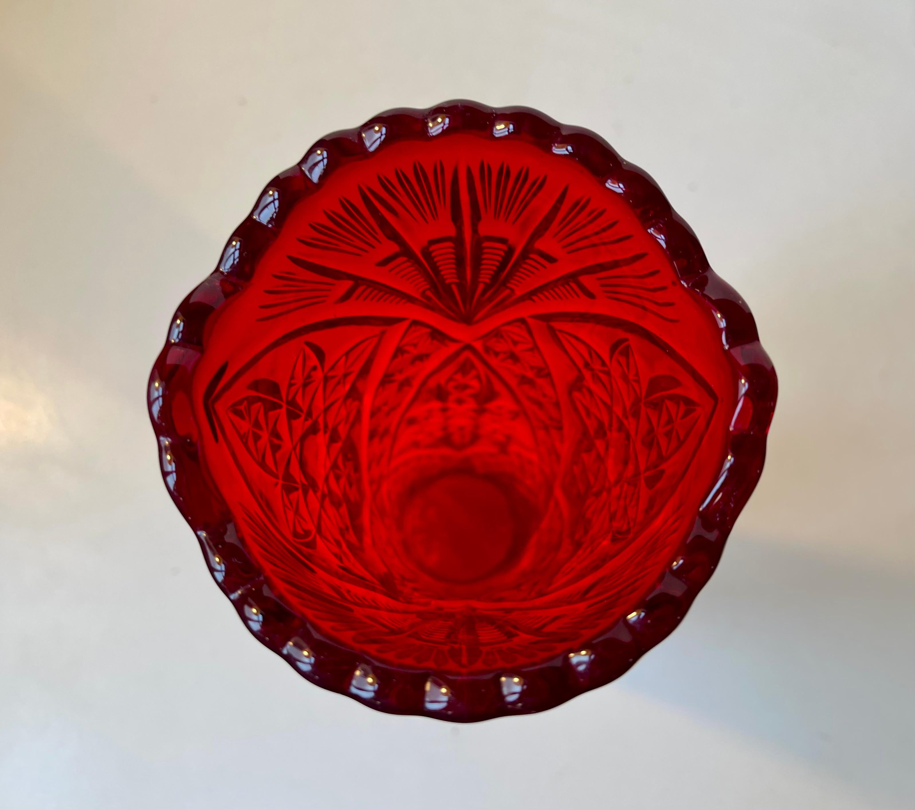 Jarrón de flores de los años 20 en vidrio prensado ryby/rojo intenso. Fabricado en Fyens glasværk (posteriormente Holmegaard) a principios de la década de 1920. Es una pieza sustancial y alta que mide 28 cm de altura. Adecuado para tu mesa de