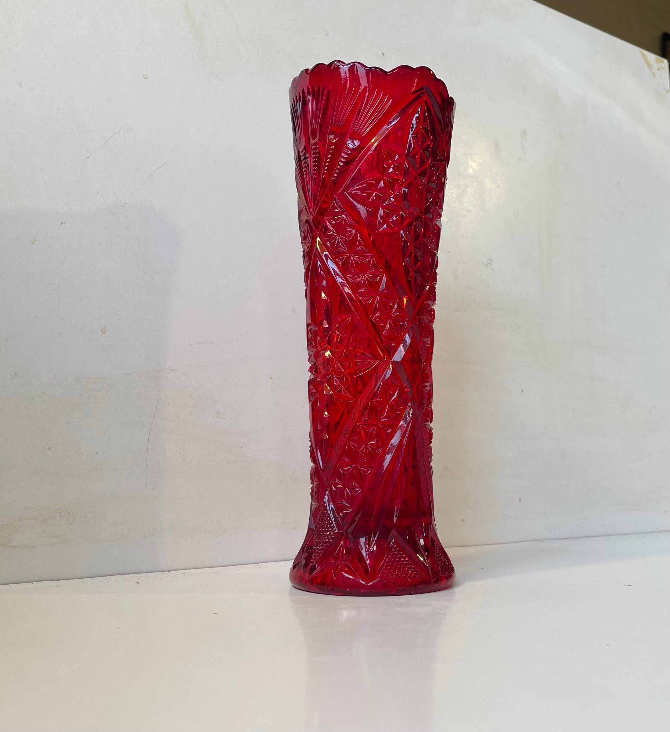 Jarrón antiguo de vidrio rojo rubí prensado de Fyens glasværk, años 20 Art Nouveau en venta