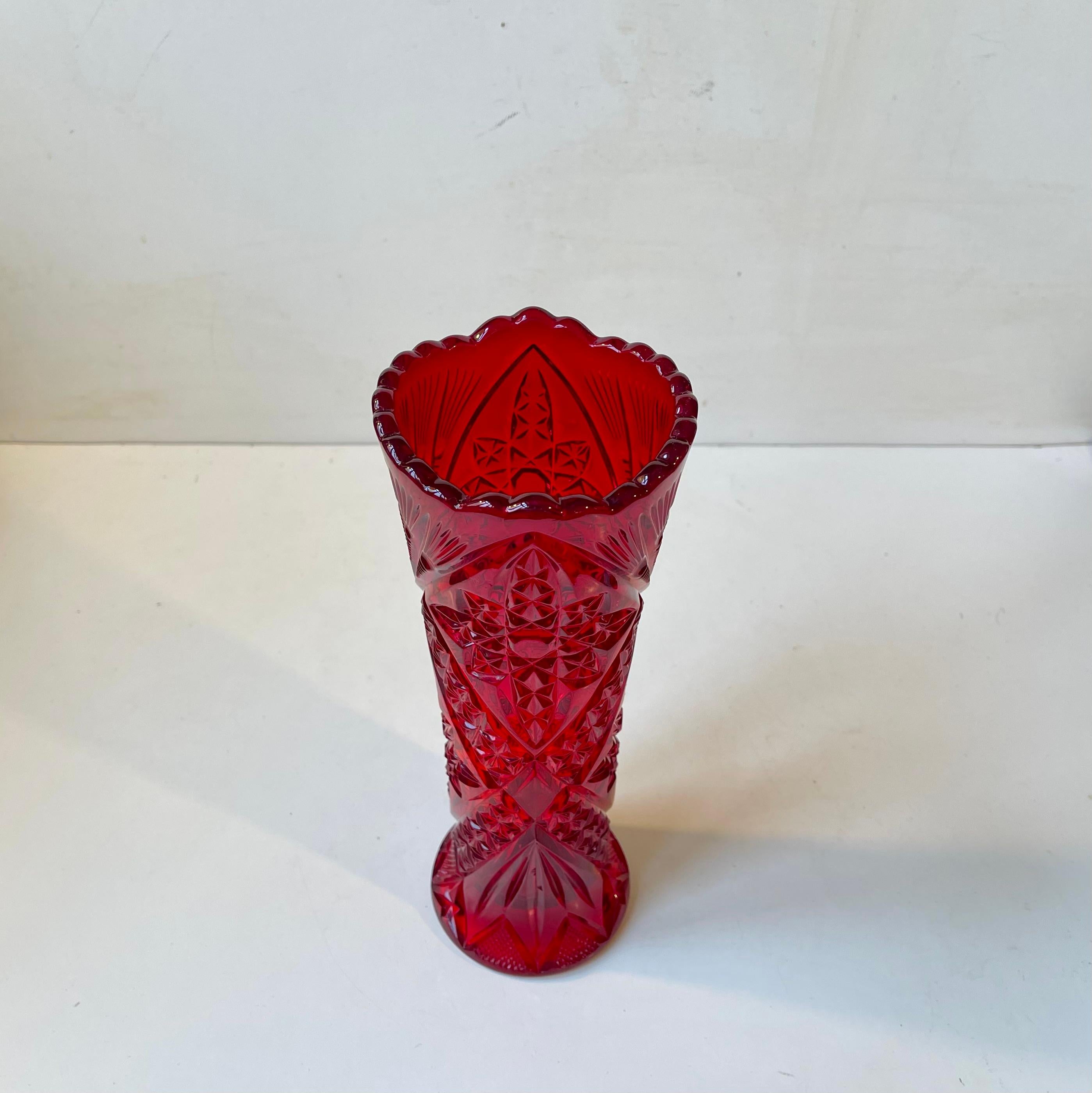 Jarrón antiguo de vidrio rojo rubí prensado de Fyens glasværk, años 20 Danés en venta