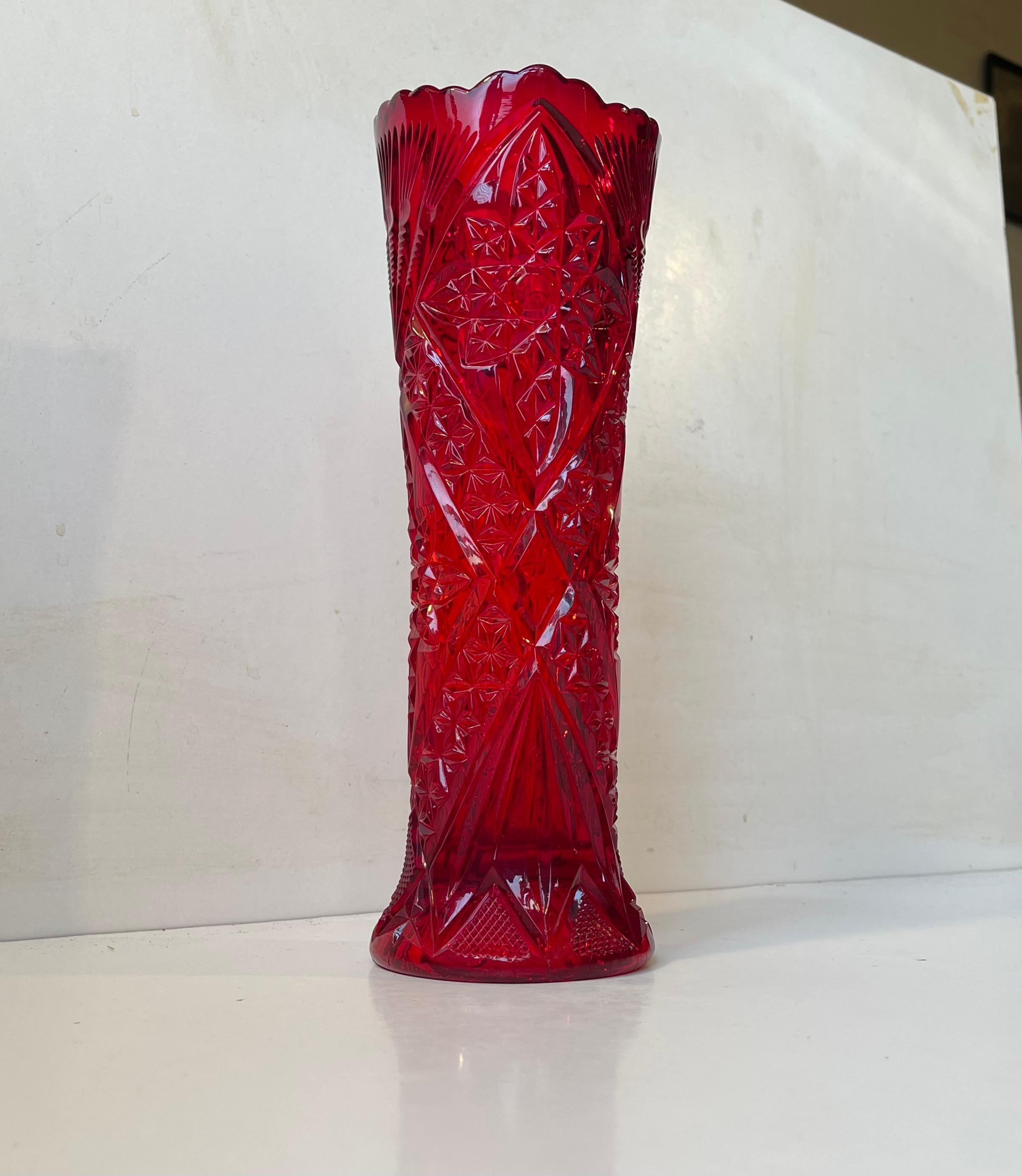 Jarrón antiguo de vidrio rojo rubí prensado de Fyens glasværk, años 20 Presionado en venta