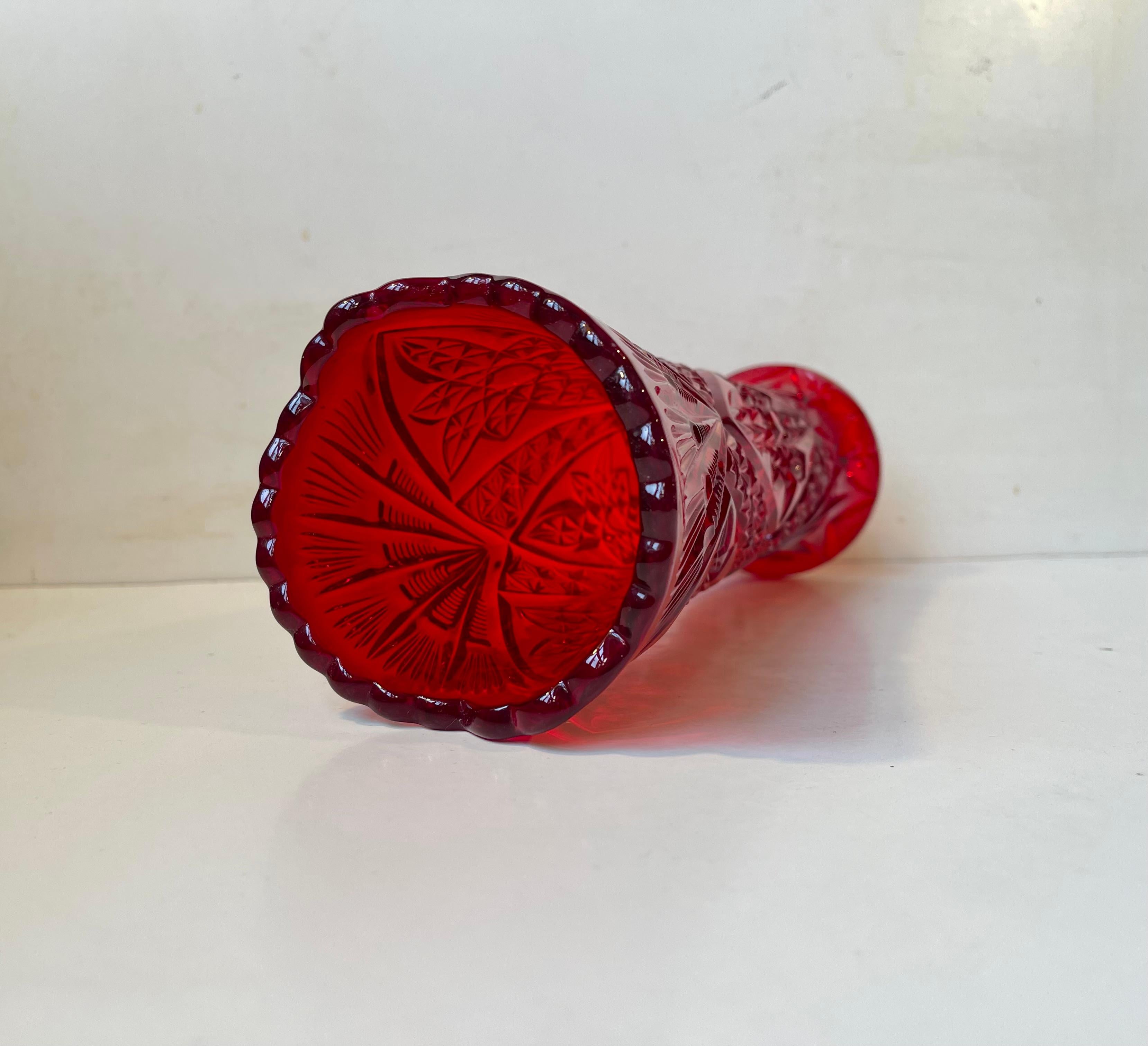 Jarrón antiguo de vidrio rojo rubí prensado de Fyens glasværk, años 20 en Bueno estado para la venta en Esbjerg, DK