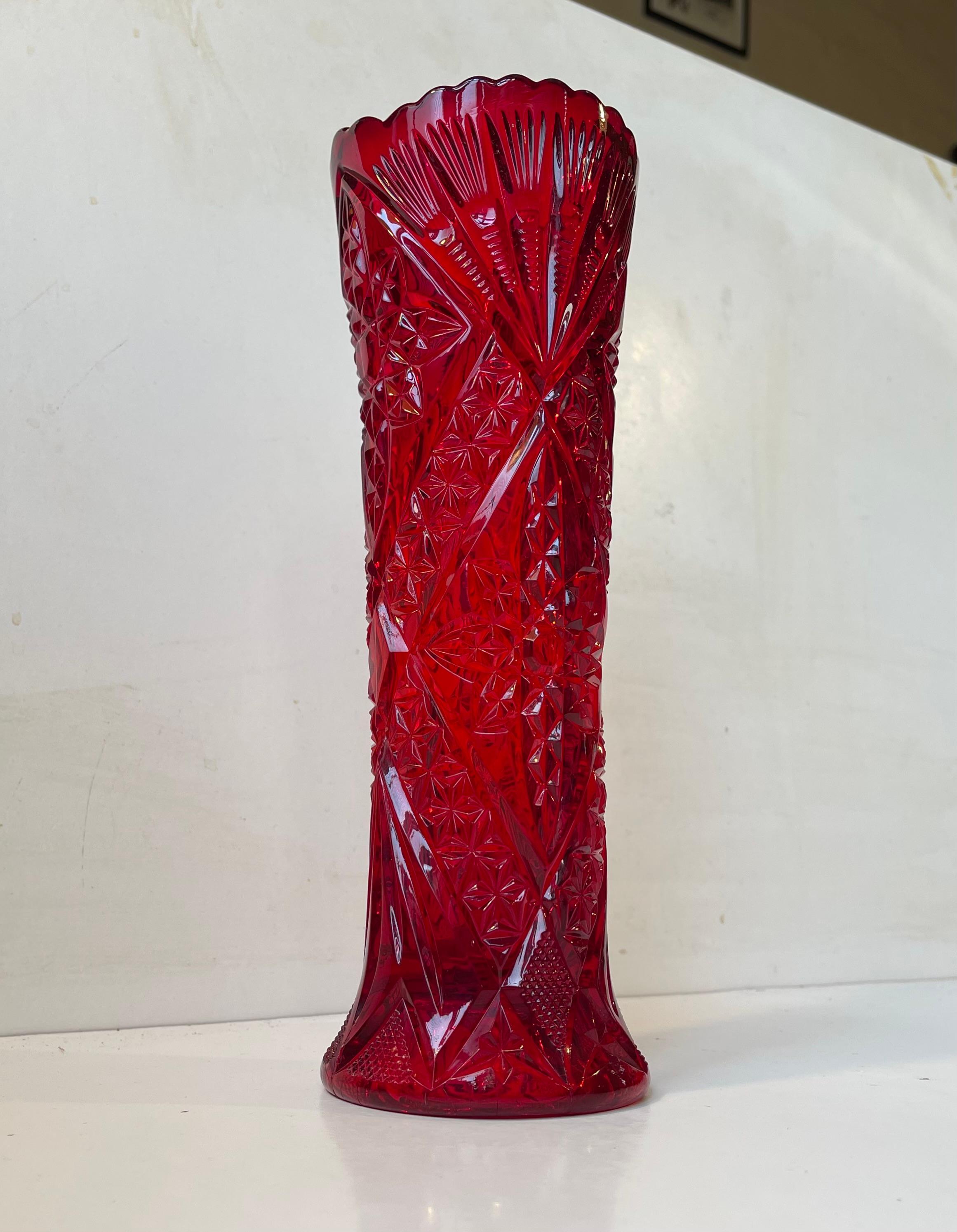 Jarrón antiguo de vidrio rojo rubí prensado de Fyens glasværk, años 20 siglo XX en venta