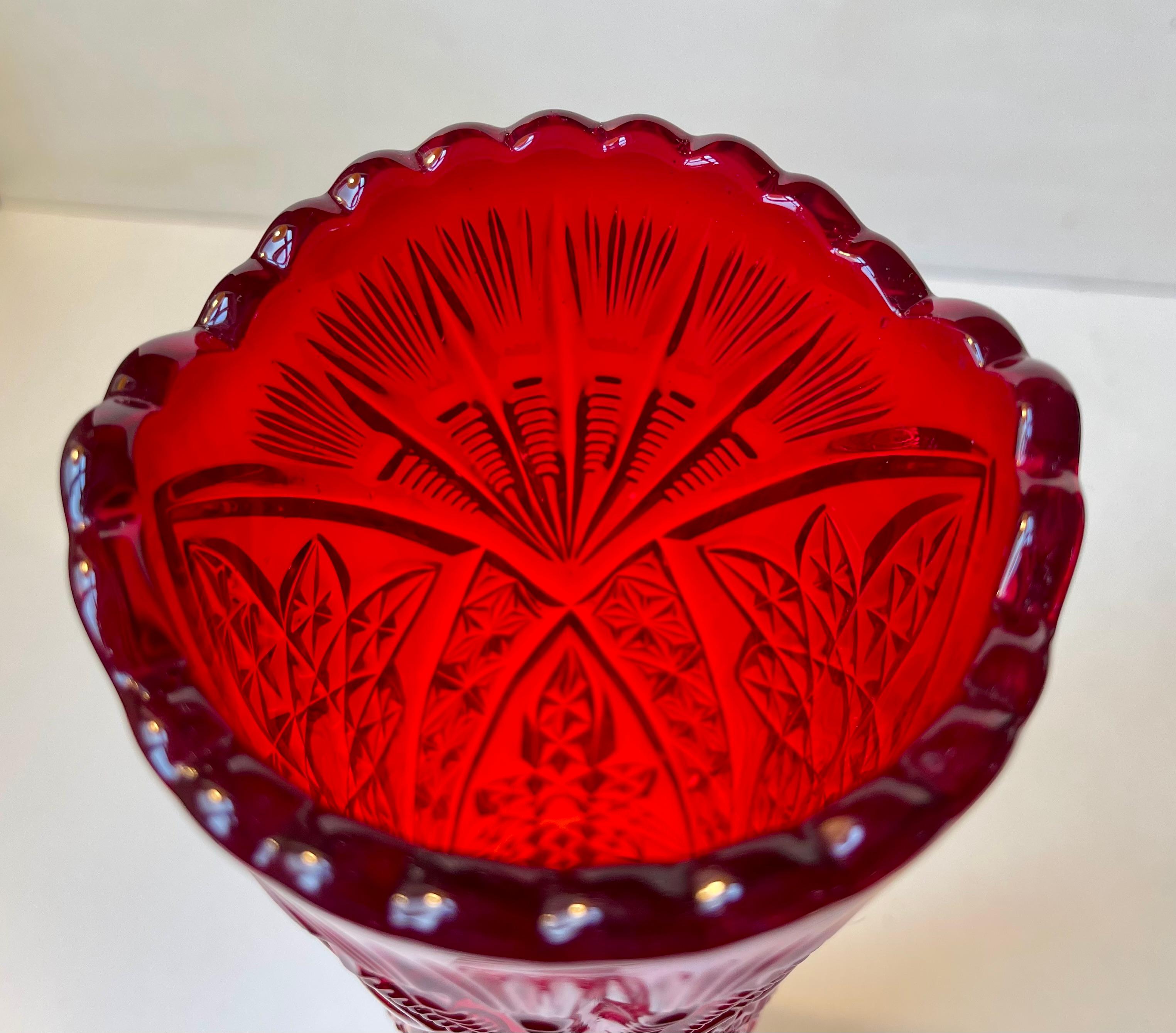 Jarrón antiguo de vidrio rojo rubí prensado de Fyens glasværk, años 20 en venta 1