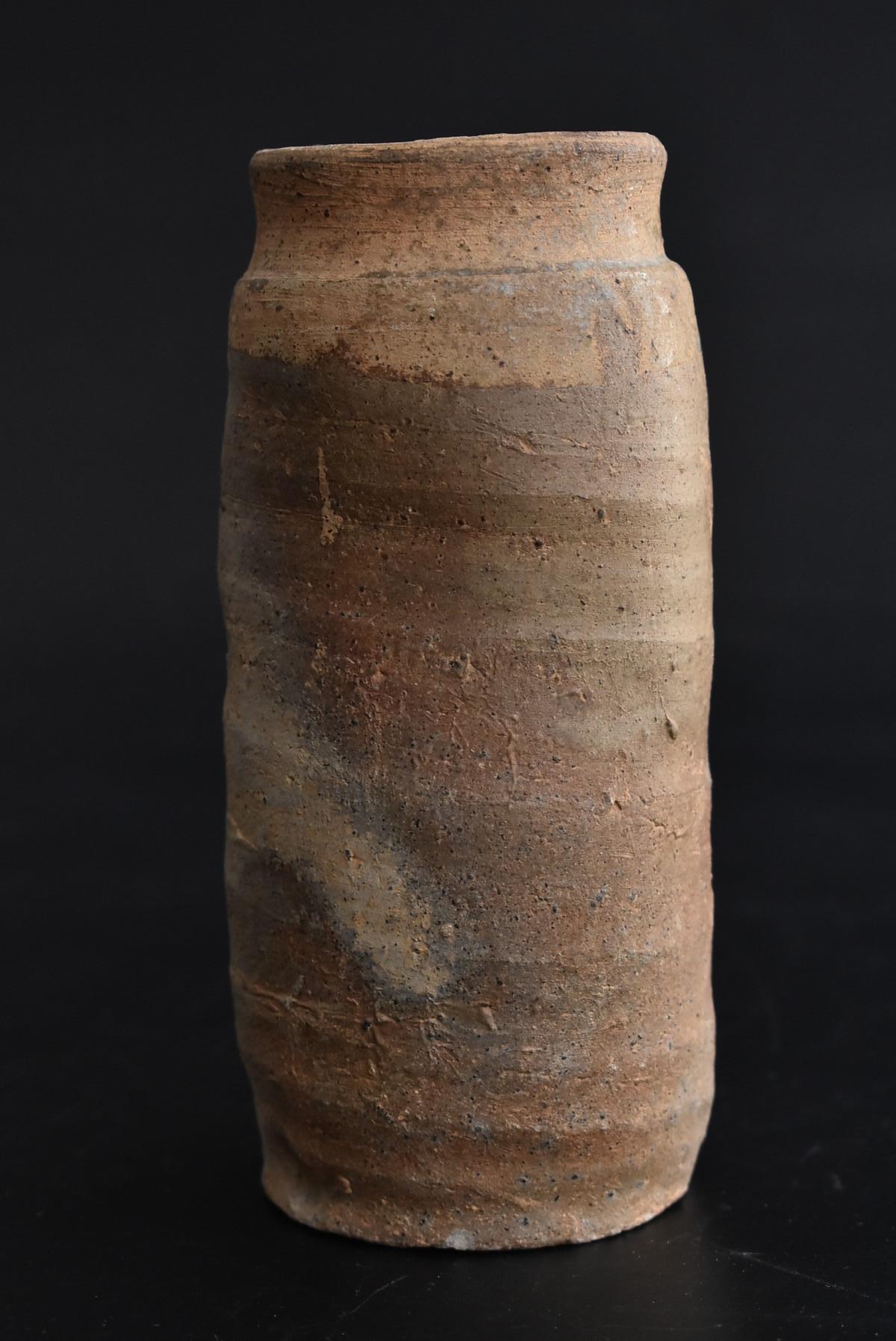 On pense que des poteries cuites dans le sud de la Chine au début de la dynastie Ming ont été importées au Japon.
Il s'agit d'une petite taille.
La partie supérieure est légèrement vitrée.
La gradation des couleurs créée par le réglage de la