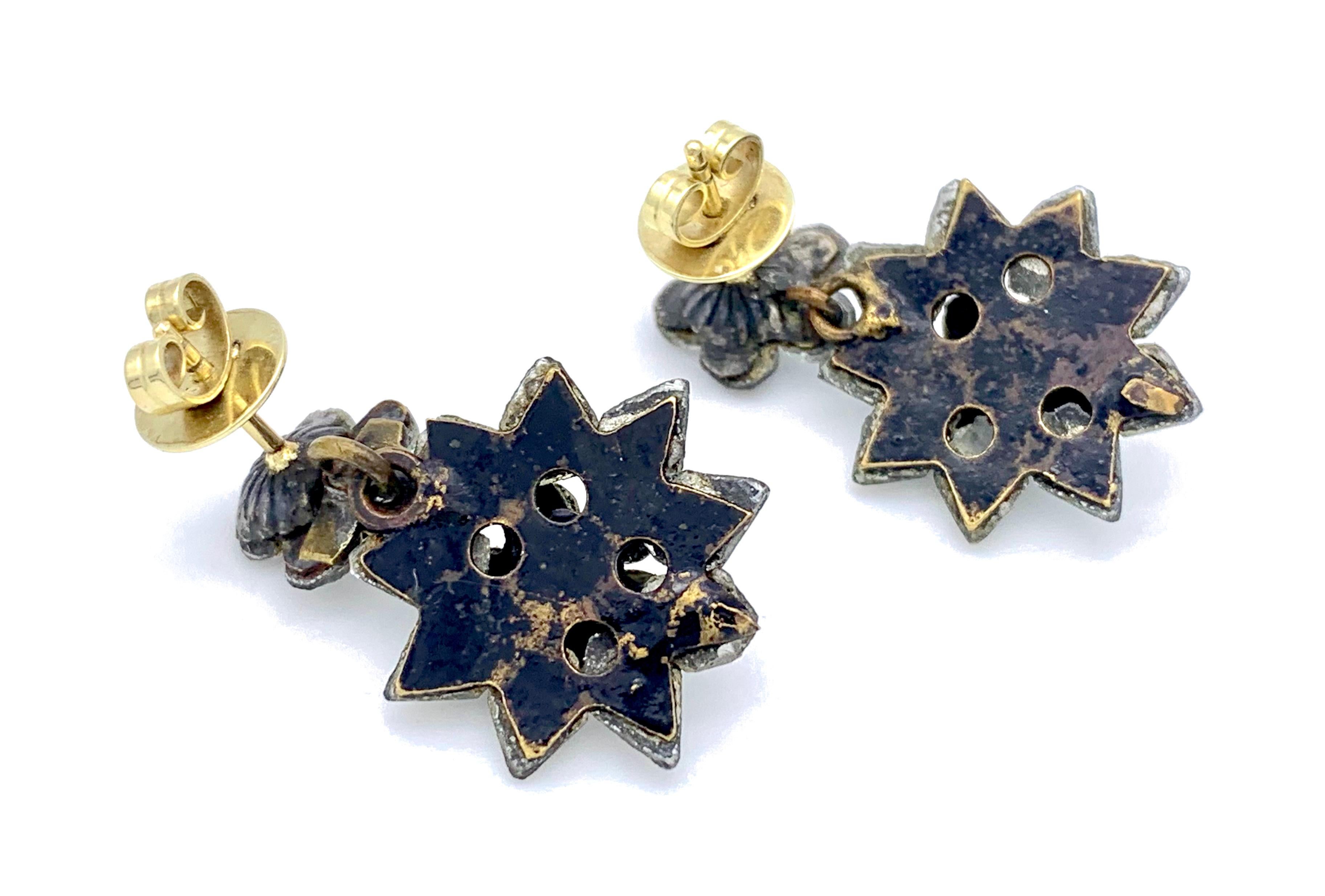 Antique Vauxhall Glas Dangling Earrings Stars and Flowers Facetted Mirror Glas. In Good Condition For Sale In Munich, Bavaria