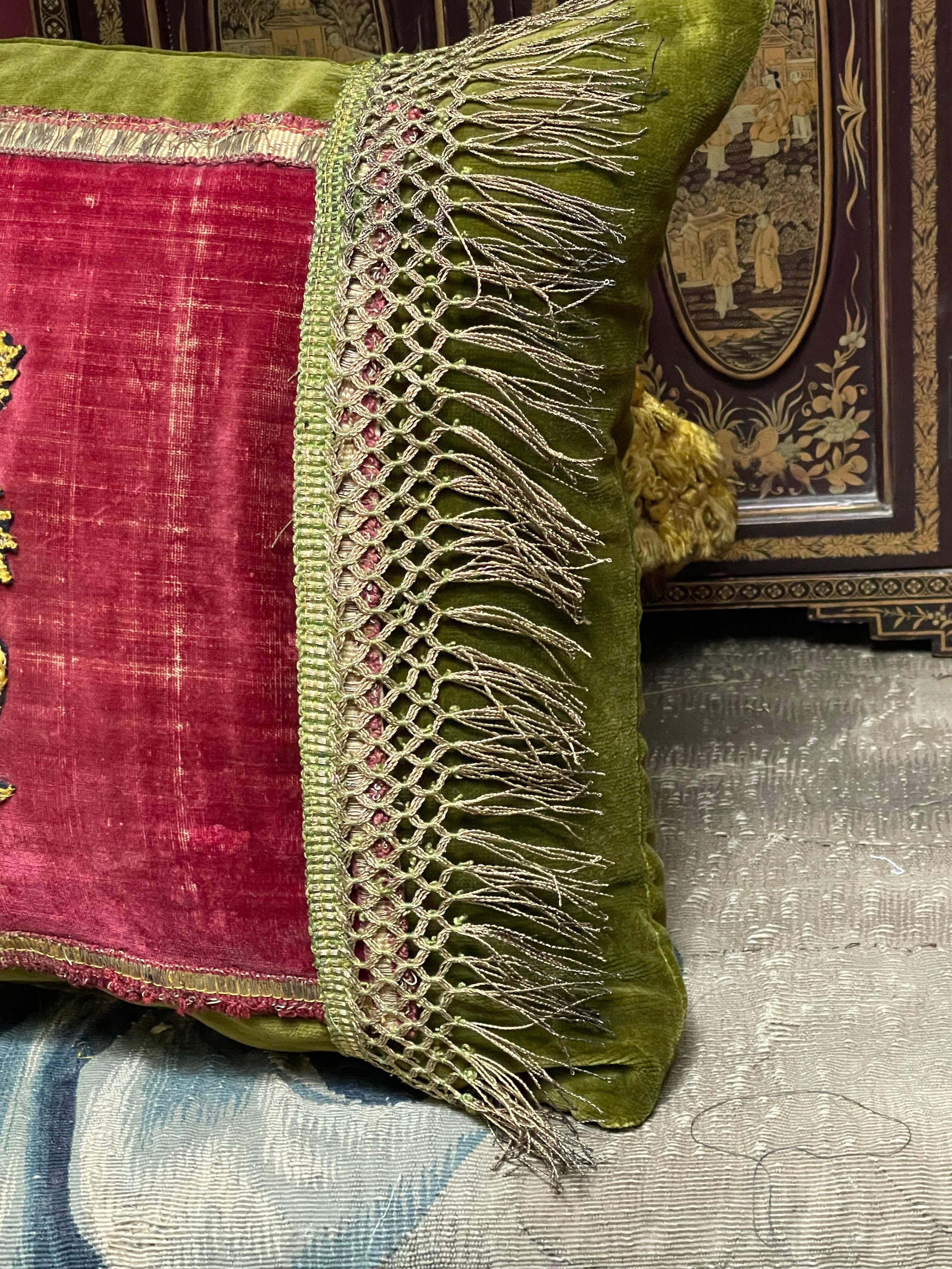 Oreiller sur mesure fait à la main

Le panneau avant. Velours de soie italien du XVIe siècle

Bleu foncé sur fond de soie crème

Bordé d'un pompon métallique argent antique et d'un galon métallique doré.

Dos en velours mohair bleu foncé

Comme tout