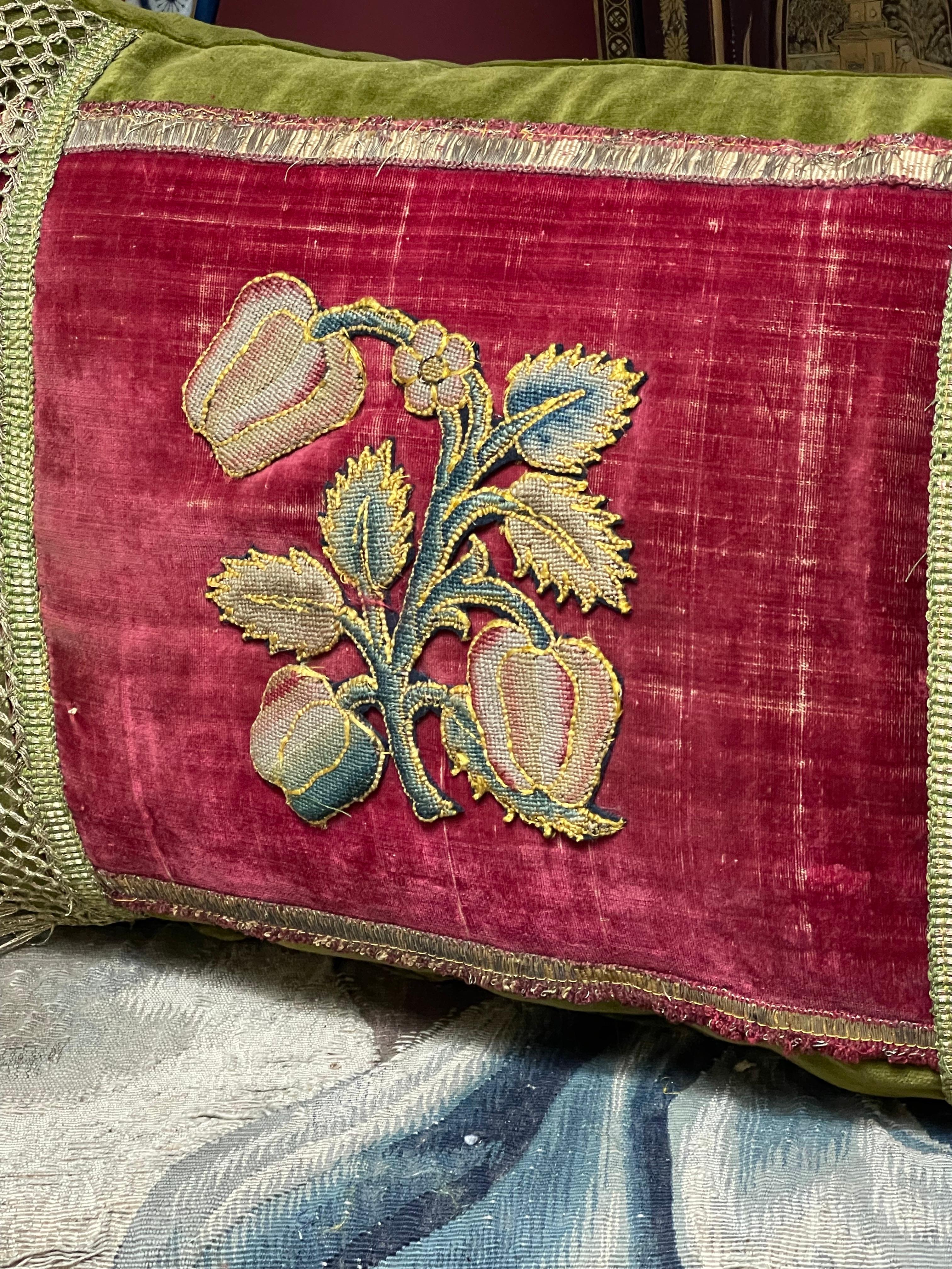 Baroque Oreiller en velours ancien 17ème siècle, travail à l'aiguille, grenadier en vente