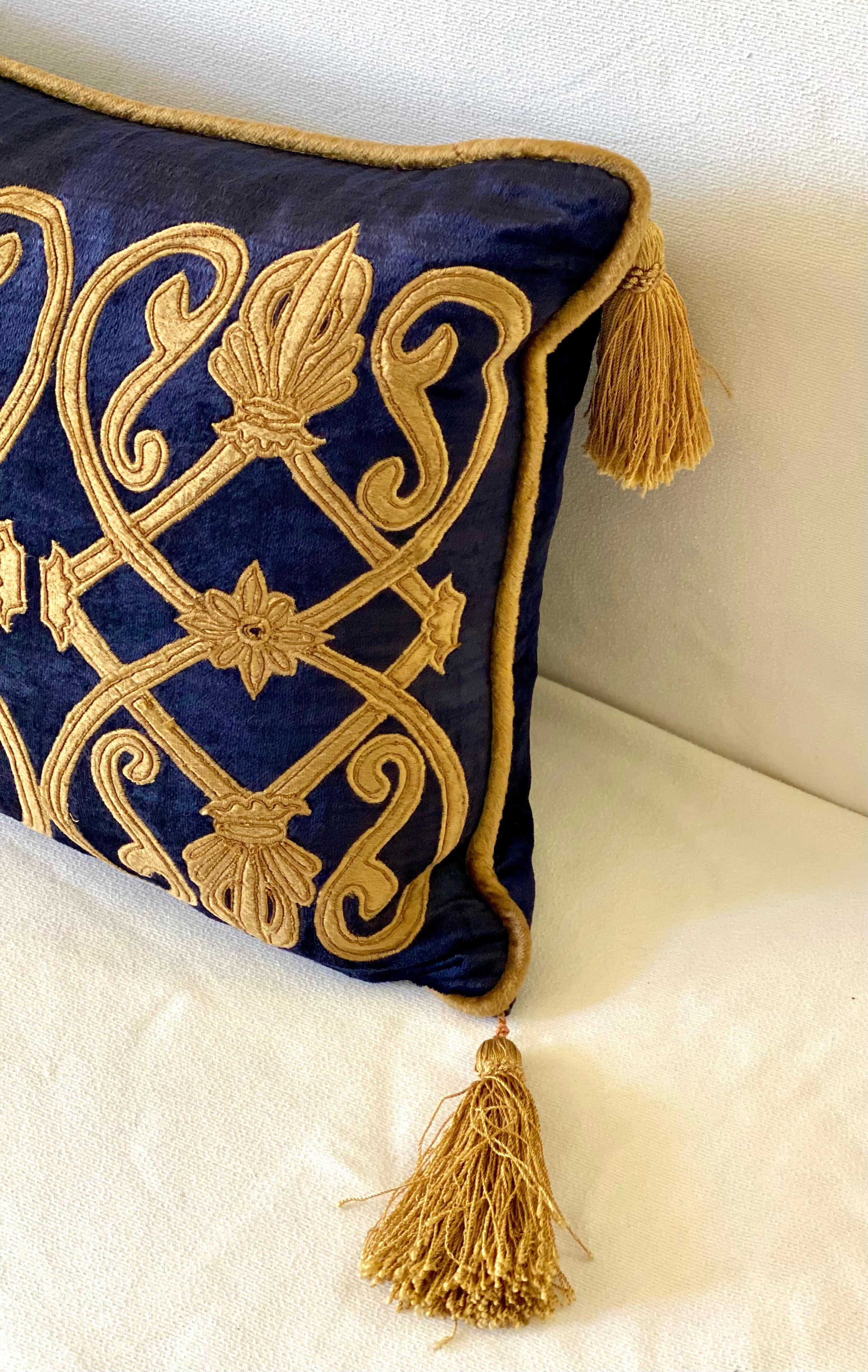 British Antique Velvet with Velvet Applique Design, Polster Pillow