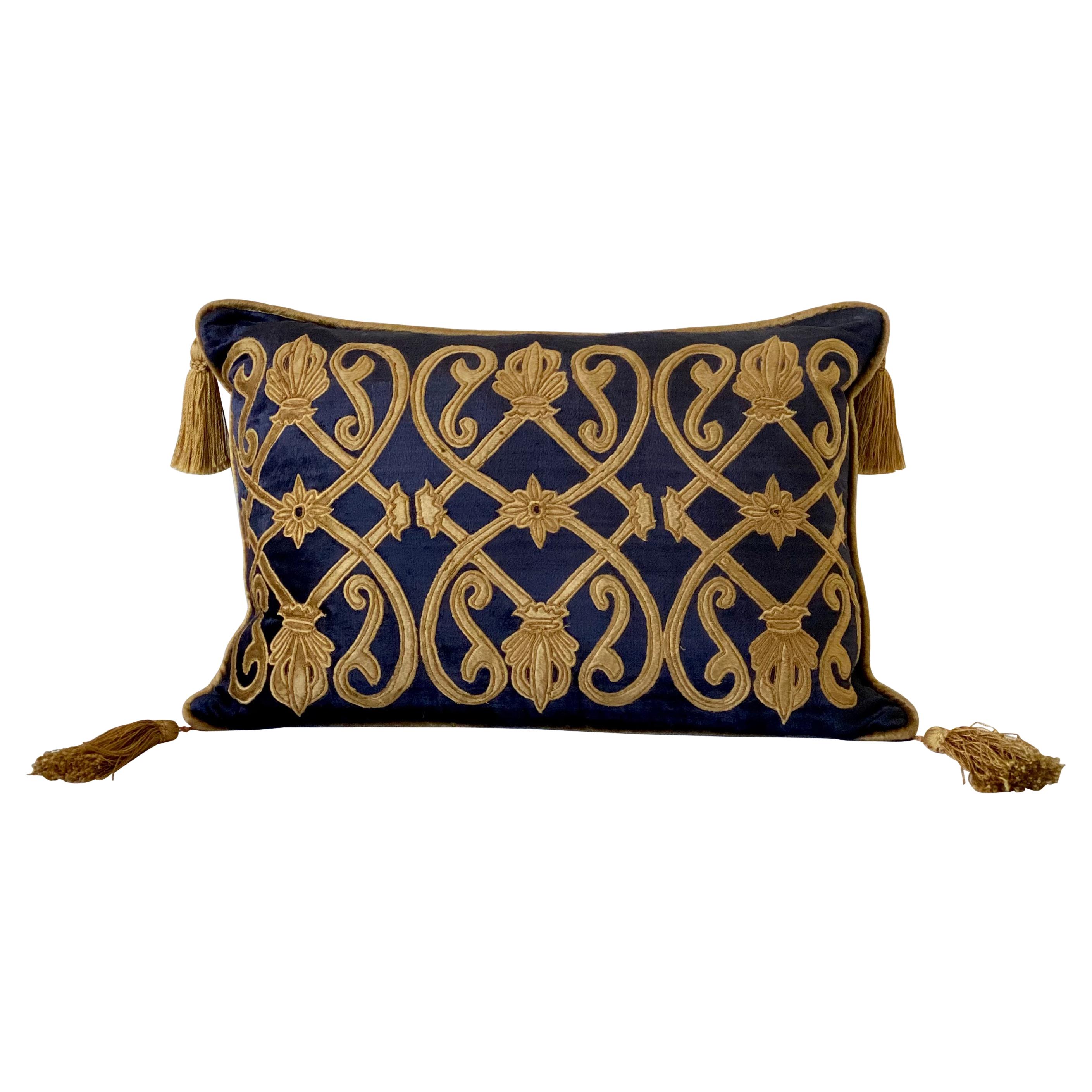 Antique Velvet with Velvet Applique Design, Polster Pillow