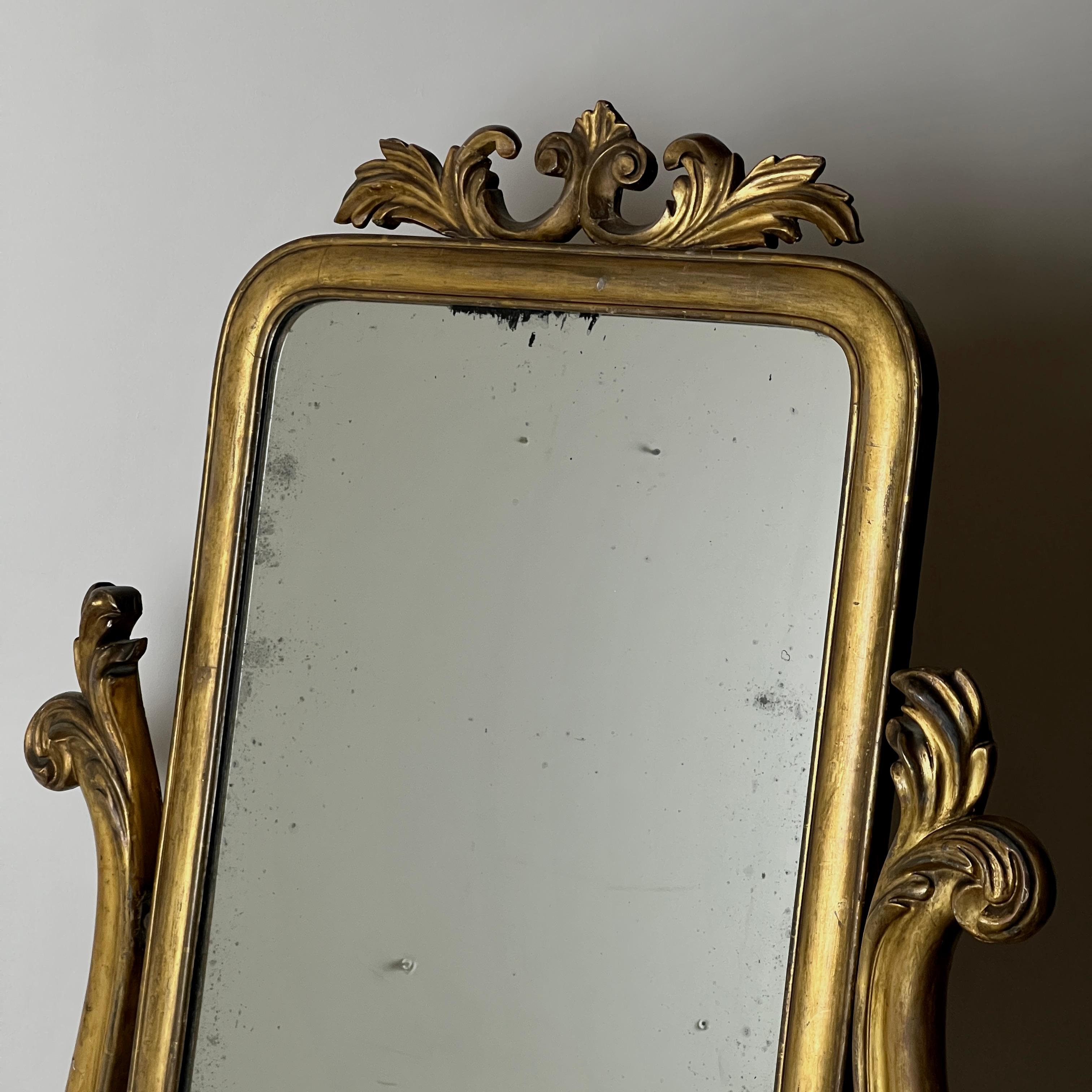 Laiton Antique Cheval Mirror vénitien avec cadre en bois doré sculpté en vente