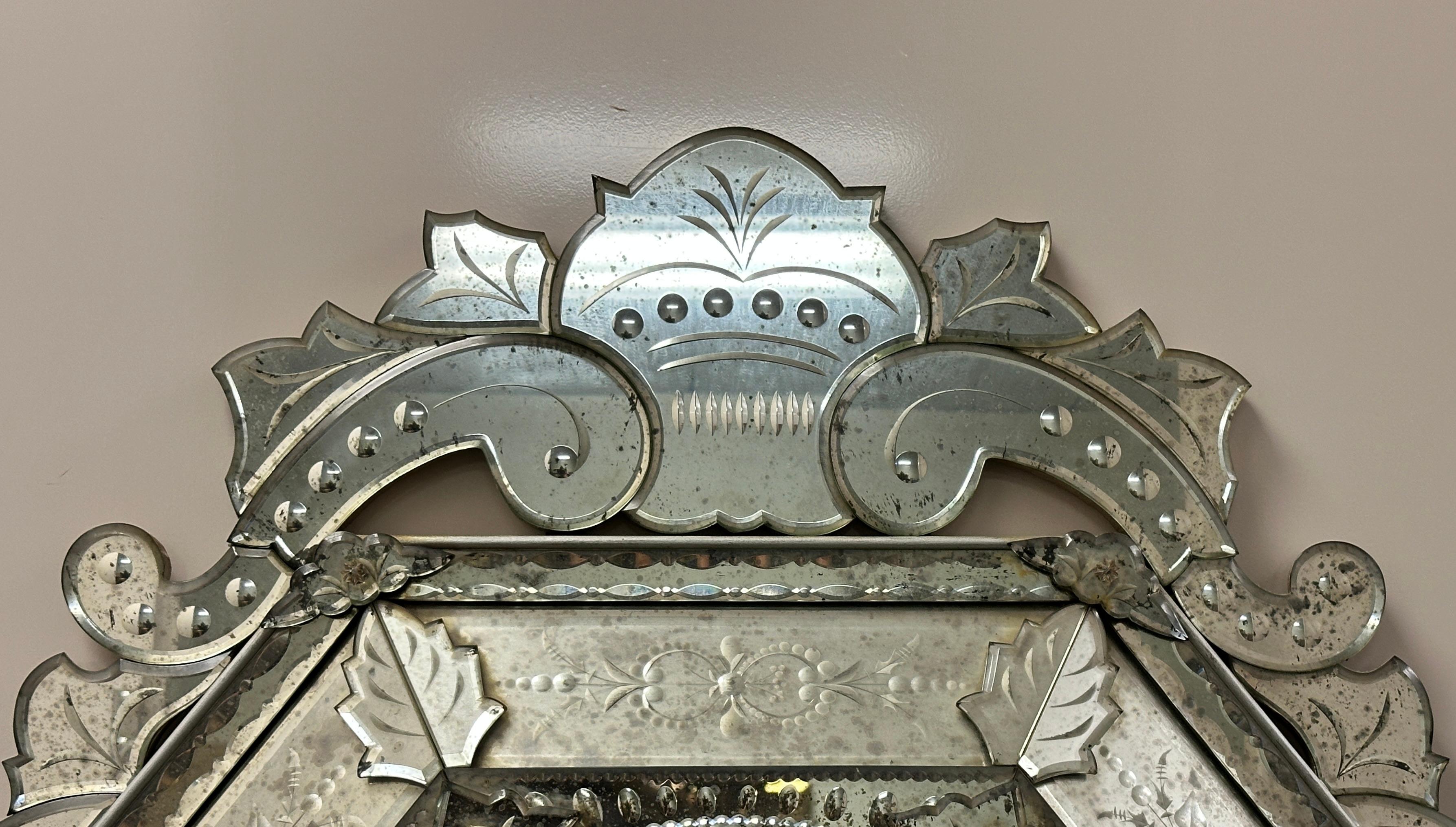 Grand miroir vénitien antique gravé et biseauté. Superbe miroir vénitien ovale et octogonal gravé et biseauté. Découpage et gravure à la roue en cuivre, ainsi que découpage en biseau d'ovales et d'olives. Ce grand miroir vénitien ancien est en très