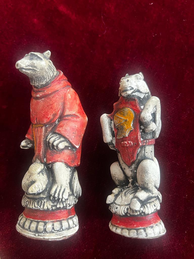 Antique Venetian Early 20th Century Ceramic Reynard the Fox Chess Set For Sale 4