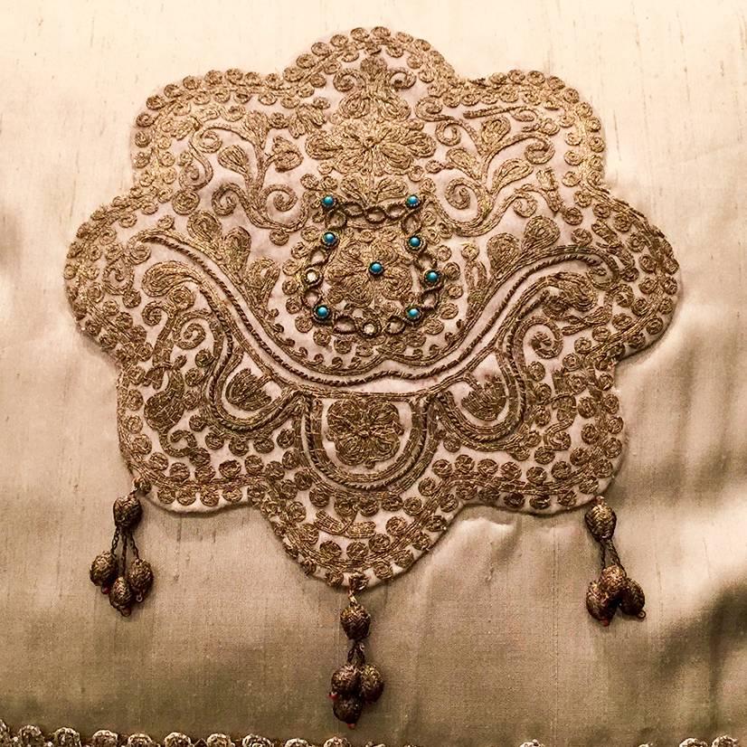 broderie vénitienne du XIXe siècle en fil d'argent et d'or, avec ses ornements d'origine en pierre turquoise véritable. Trois glands composent la décoration centrale. Il est cousu à la main sur de la soie italienne vert pâle et bordé d'une rare