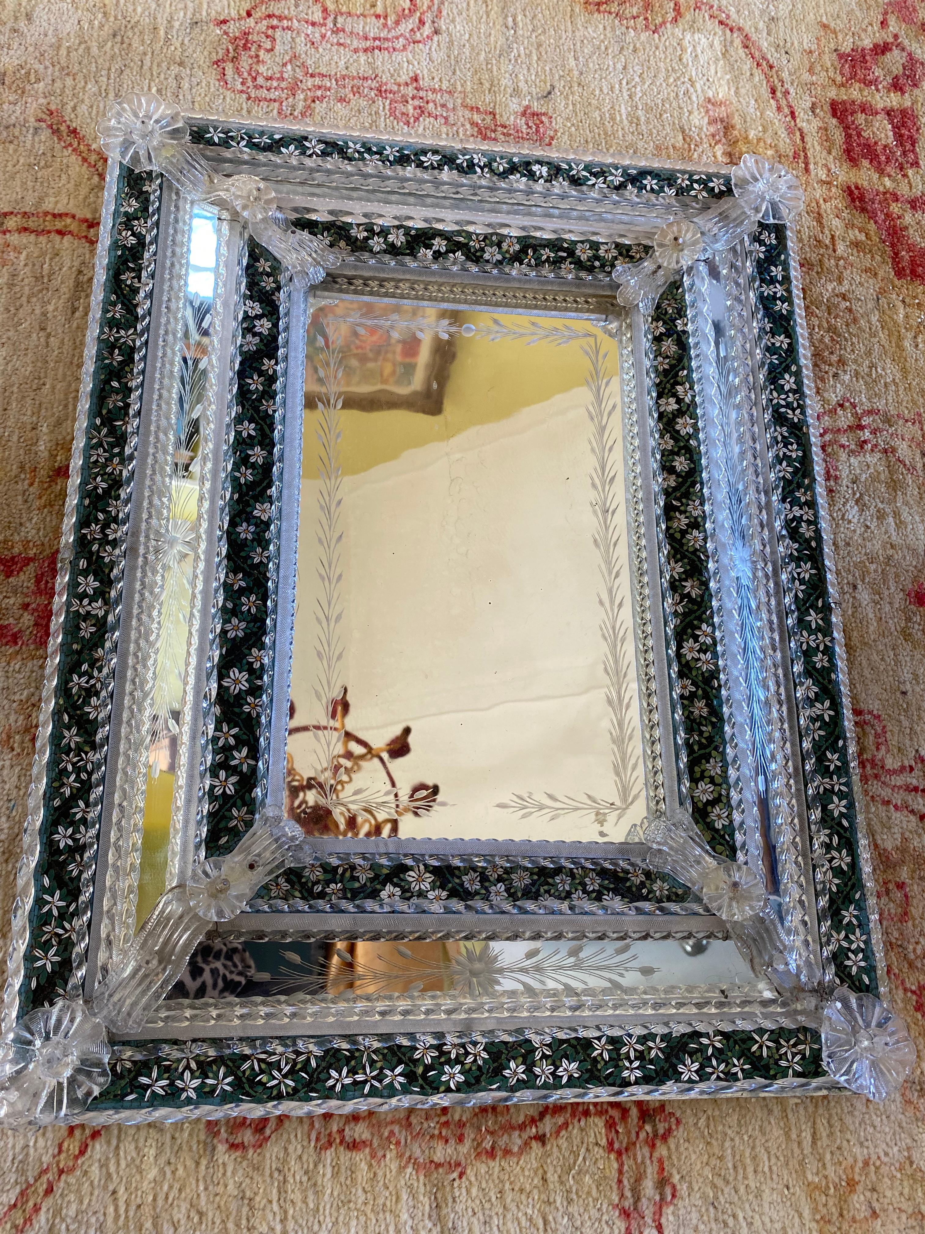 Rare miroir vénitien gravé avec micro-mosaïque en pate de verre, détails sur toute la surface de verre soufflé et baguettes torsadées. Il est placé dans un cadre en bois. La micro-mosaïque de cette pièce est probablement une œuvre vénitienne datant