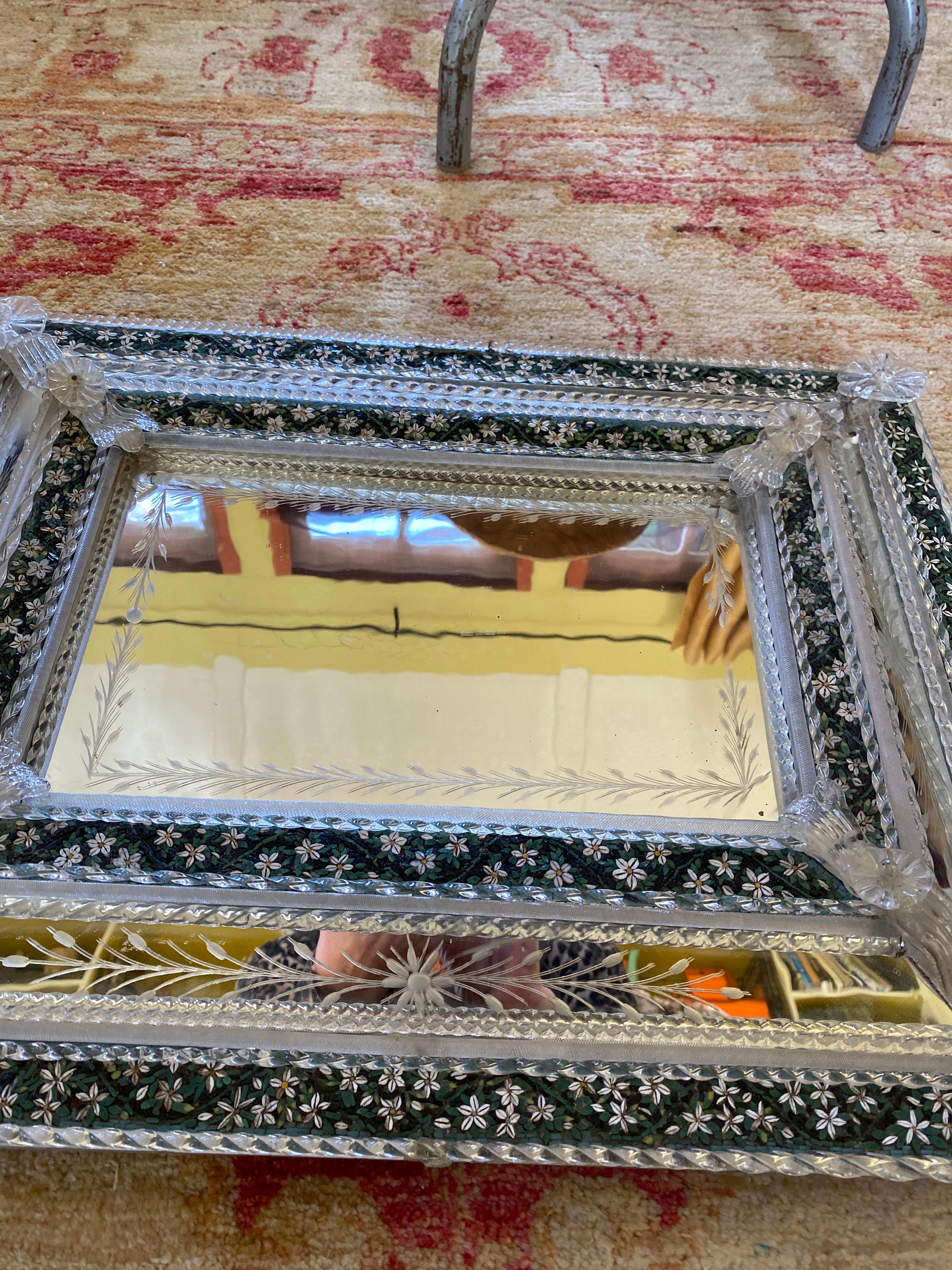 Antiker venezianischer Spiegel aus geätztem Glas mit Mikromosaik aus Pate de Verre (Abgeschrägt) im Angebot