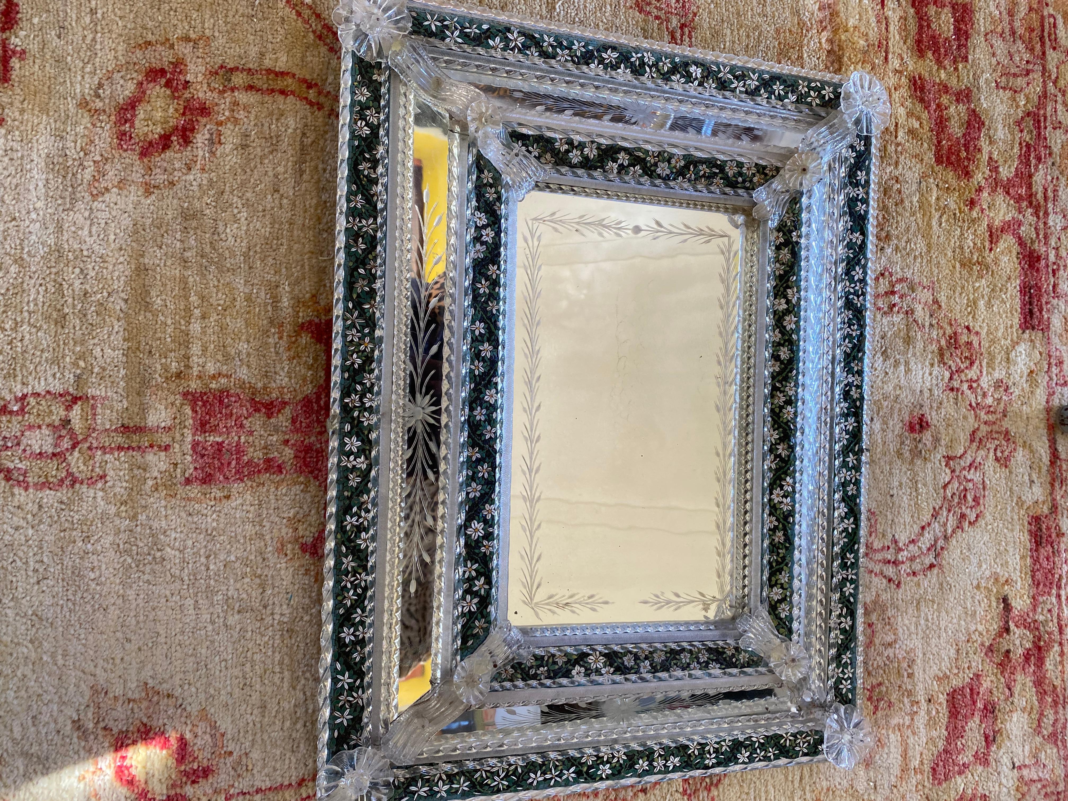 italien Miroir vénitien ancien en verre gravé avec micro-mosaïque Pate de Verre en vente