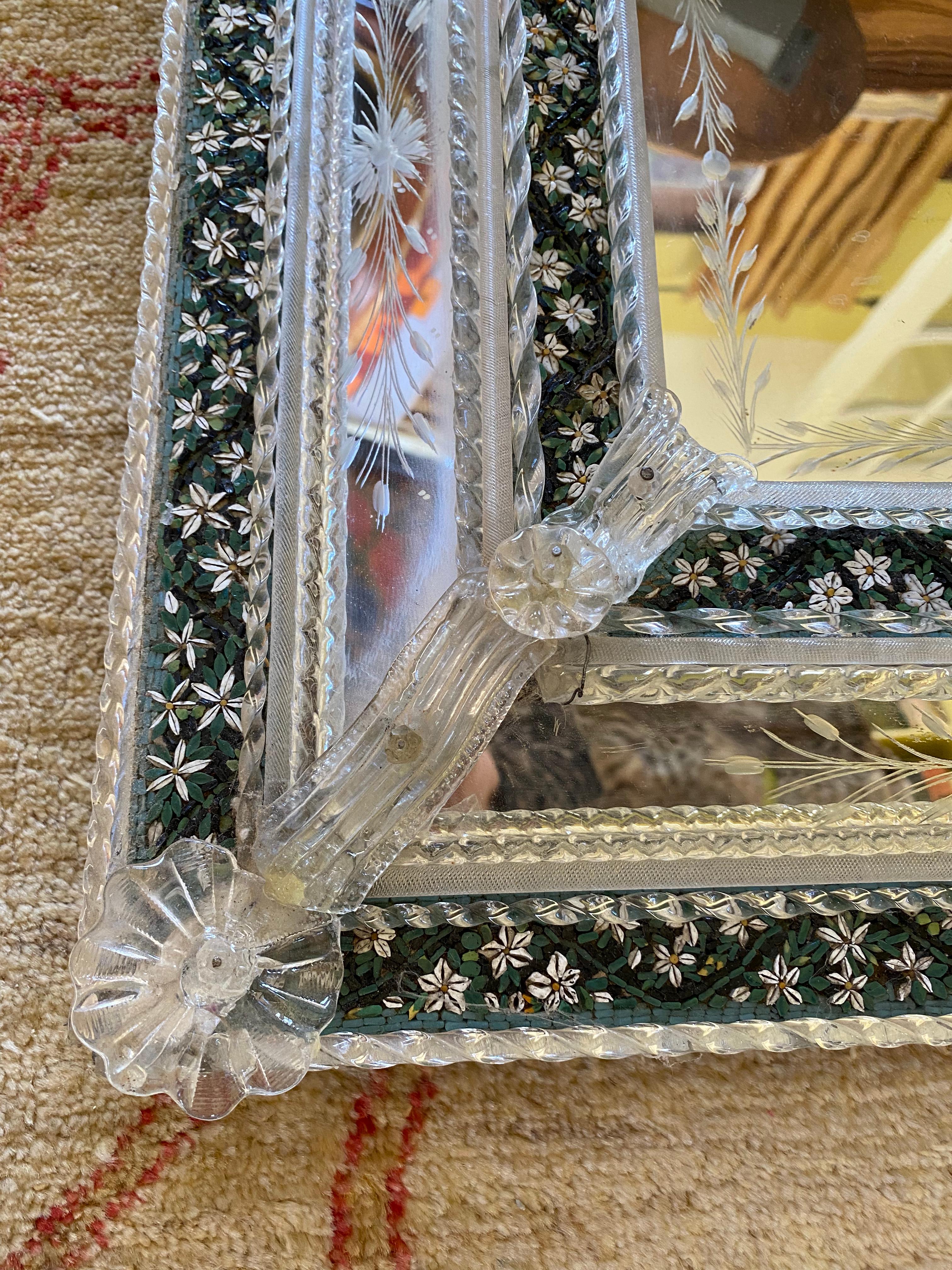 Antiker venezianischer Spiegel aus geätztem Glas mit Mikromosaik aus Pate de Verre im Angebot 1