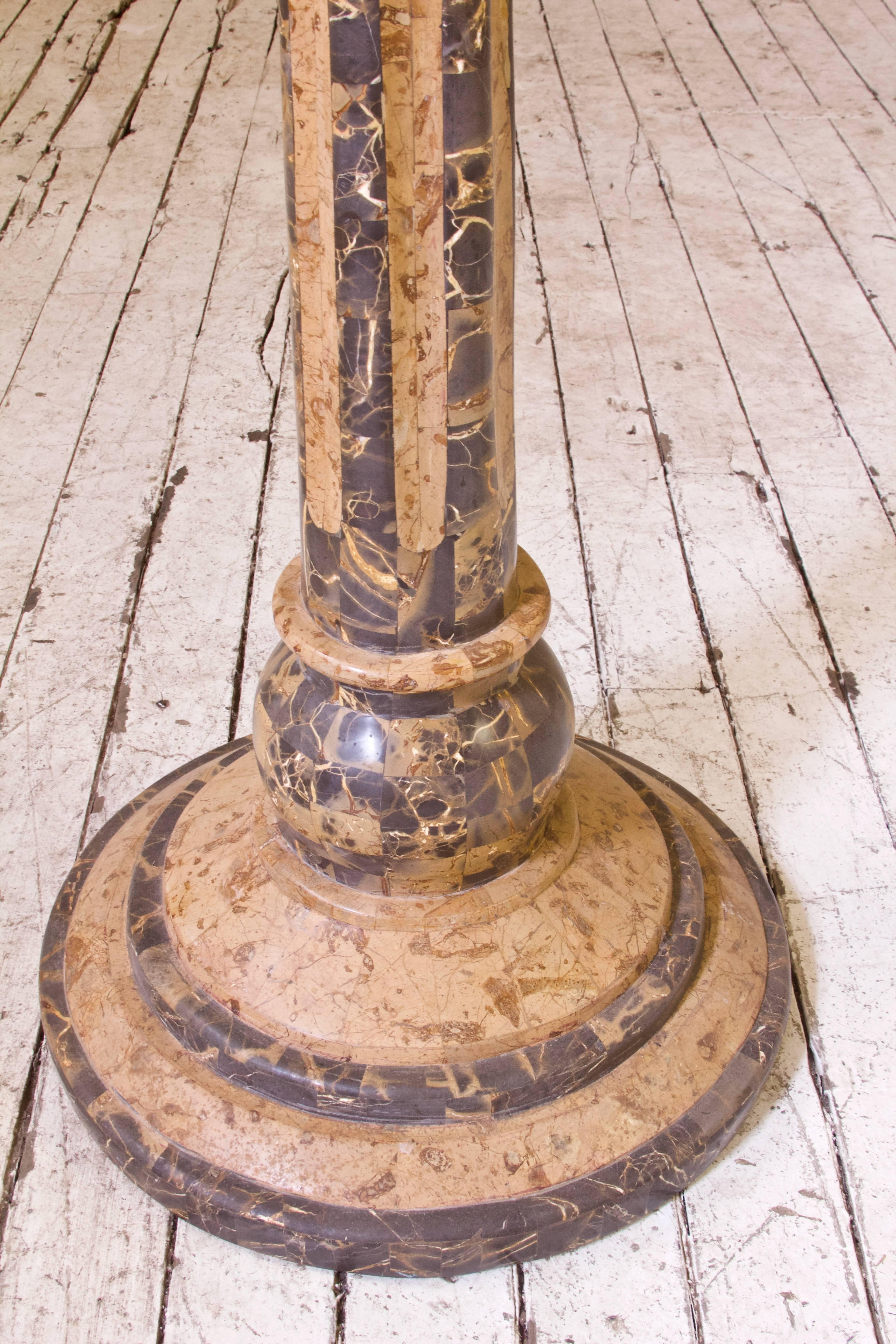Antike venezianische Stehlampe mit Steinintarsien und Korroso-Glasschirm, antik (Italienisch) im Angebot