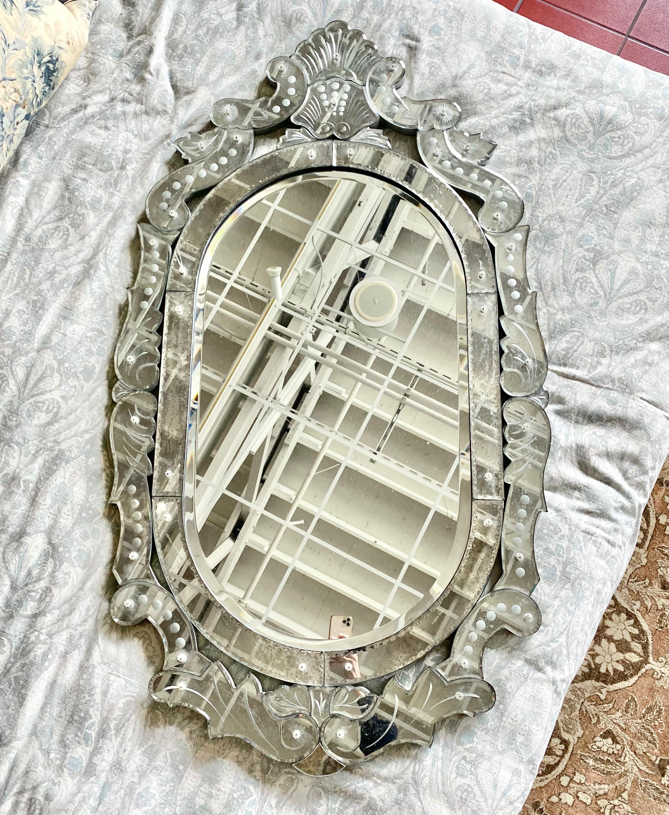 Specchio antico in vetro veneziano

Misura: 55 
