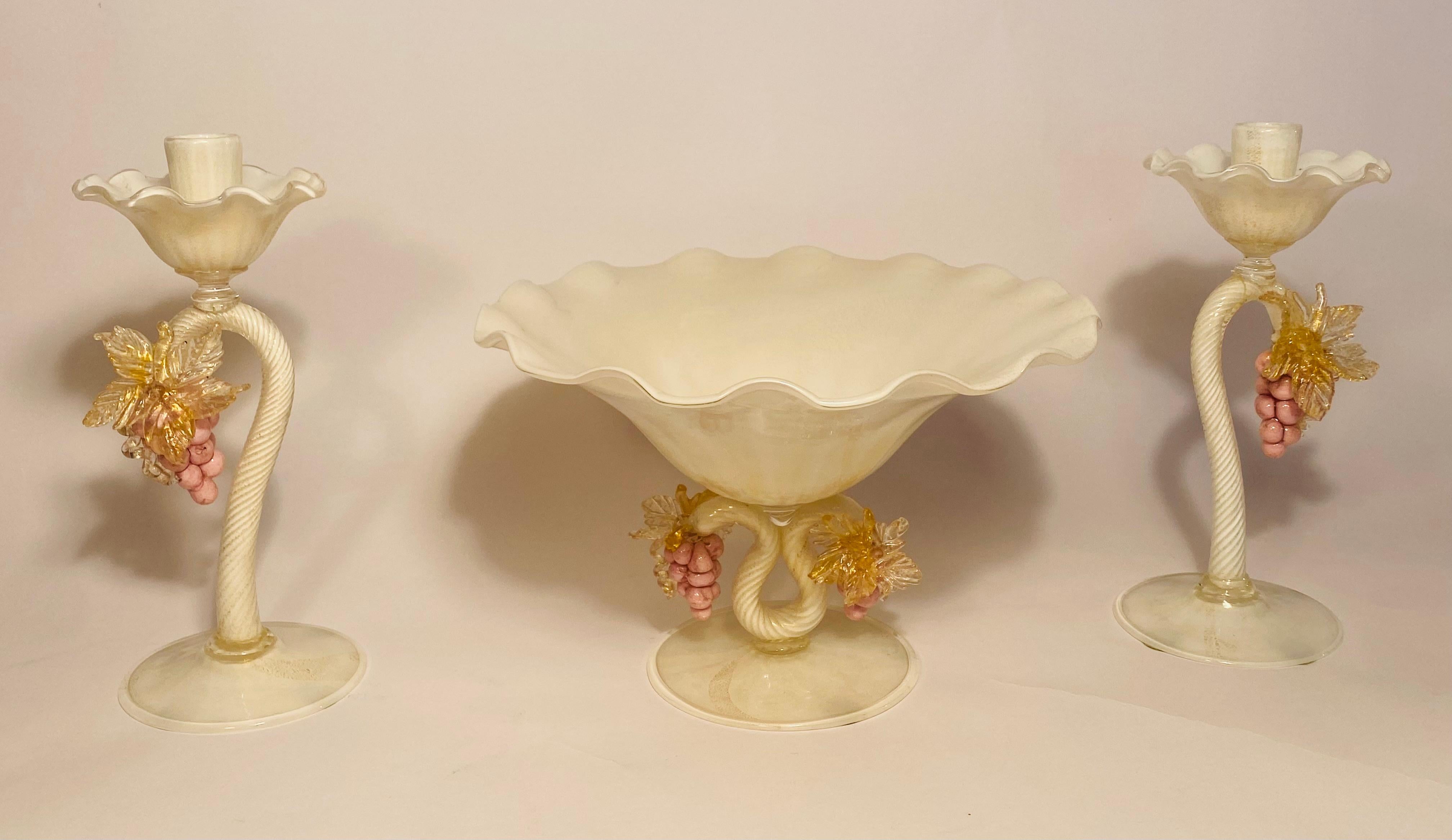 Italiano Antica coppia di candelieri in vetro veneziano con centrotavola abbinato. Rosa, Bianco in vendita