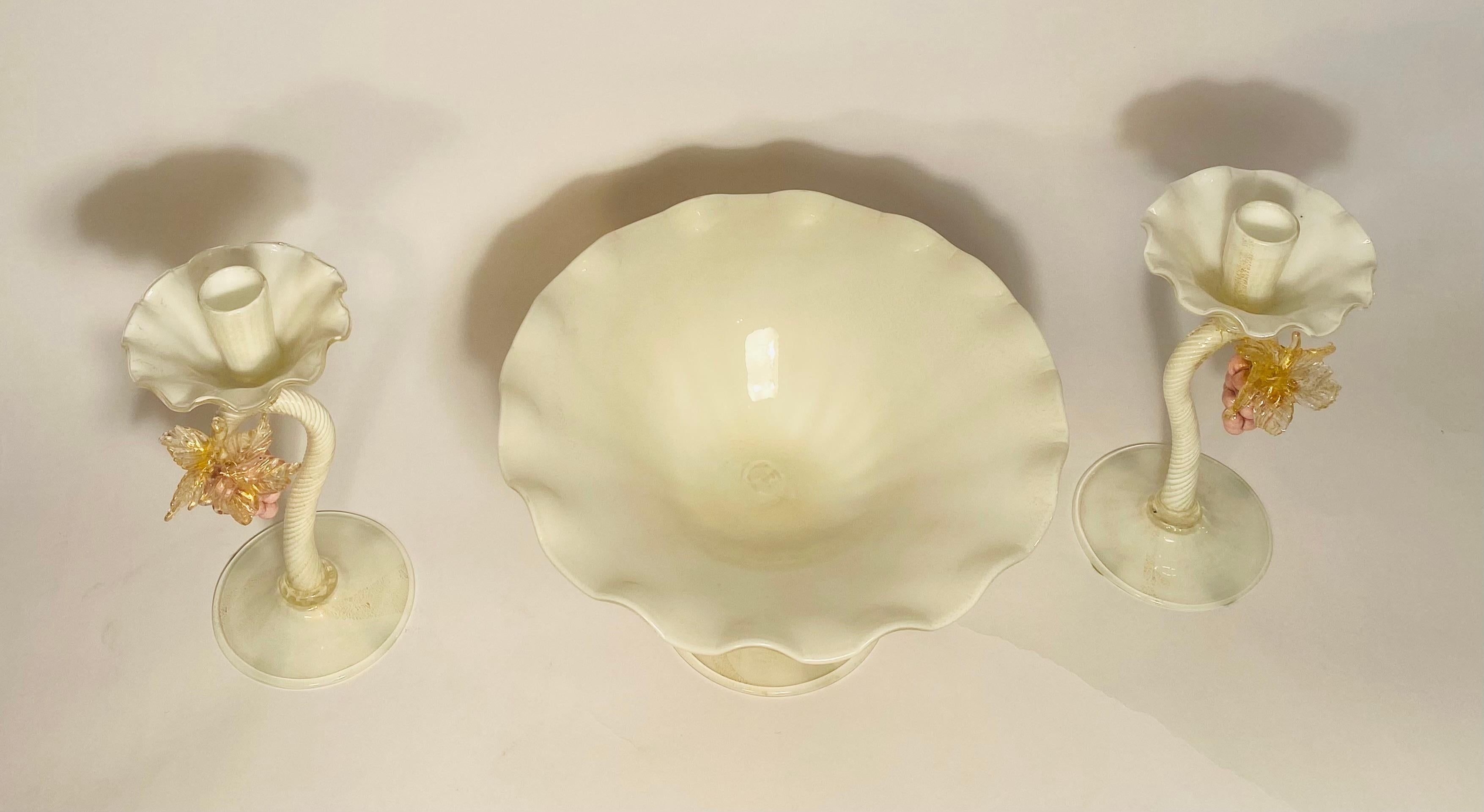 Fatto a mano Antica coppia di candelieri in vetro veneziano con centrotavola abbinato. Rosa, Bianco in vendita