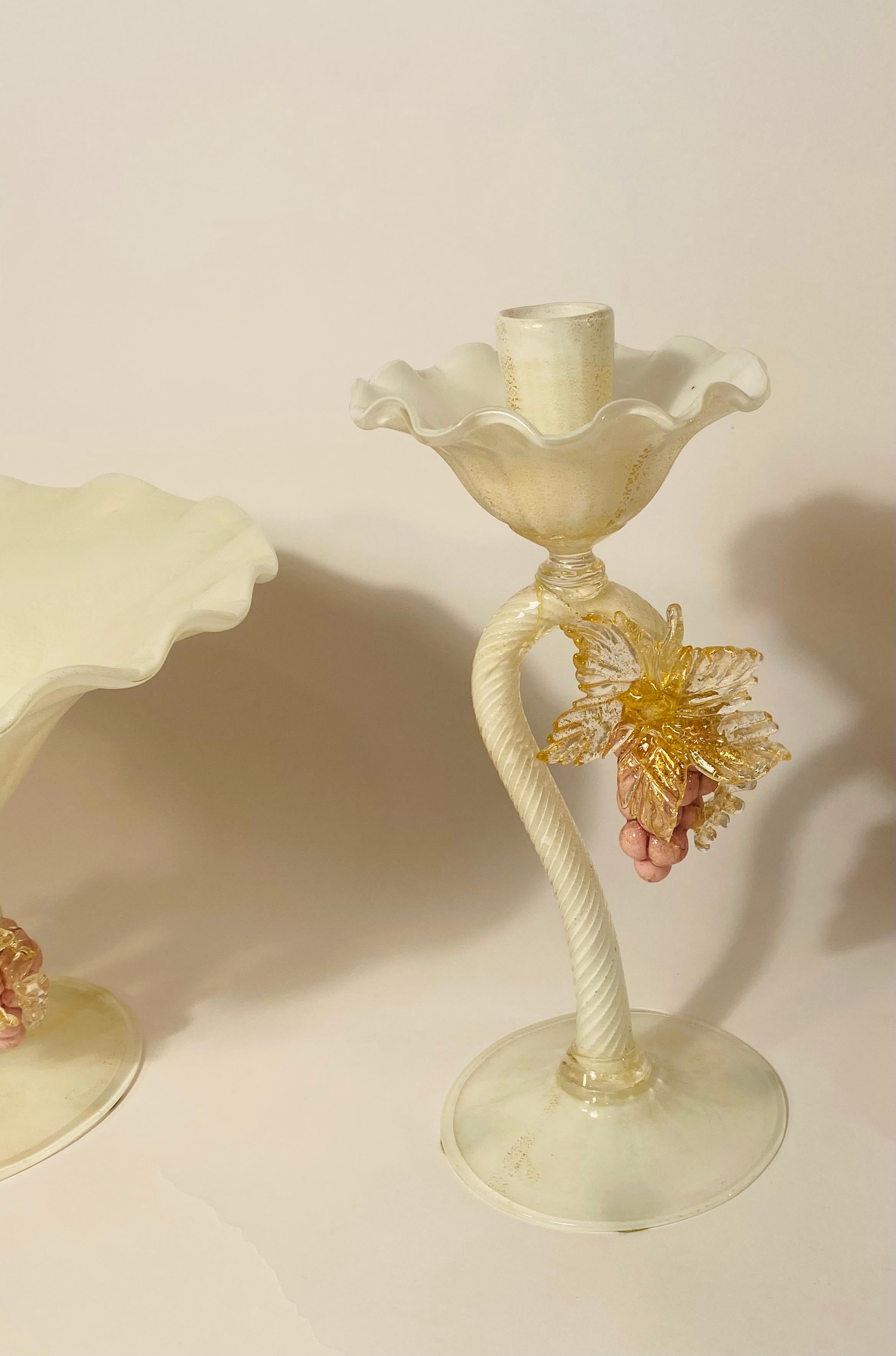 Antica coppia di candelieri in vetro veneziano con centrotavola abbinato. Rosa, Bianco In condizioni buone in vendita a West Palm Beach, FL