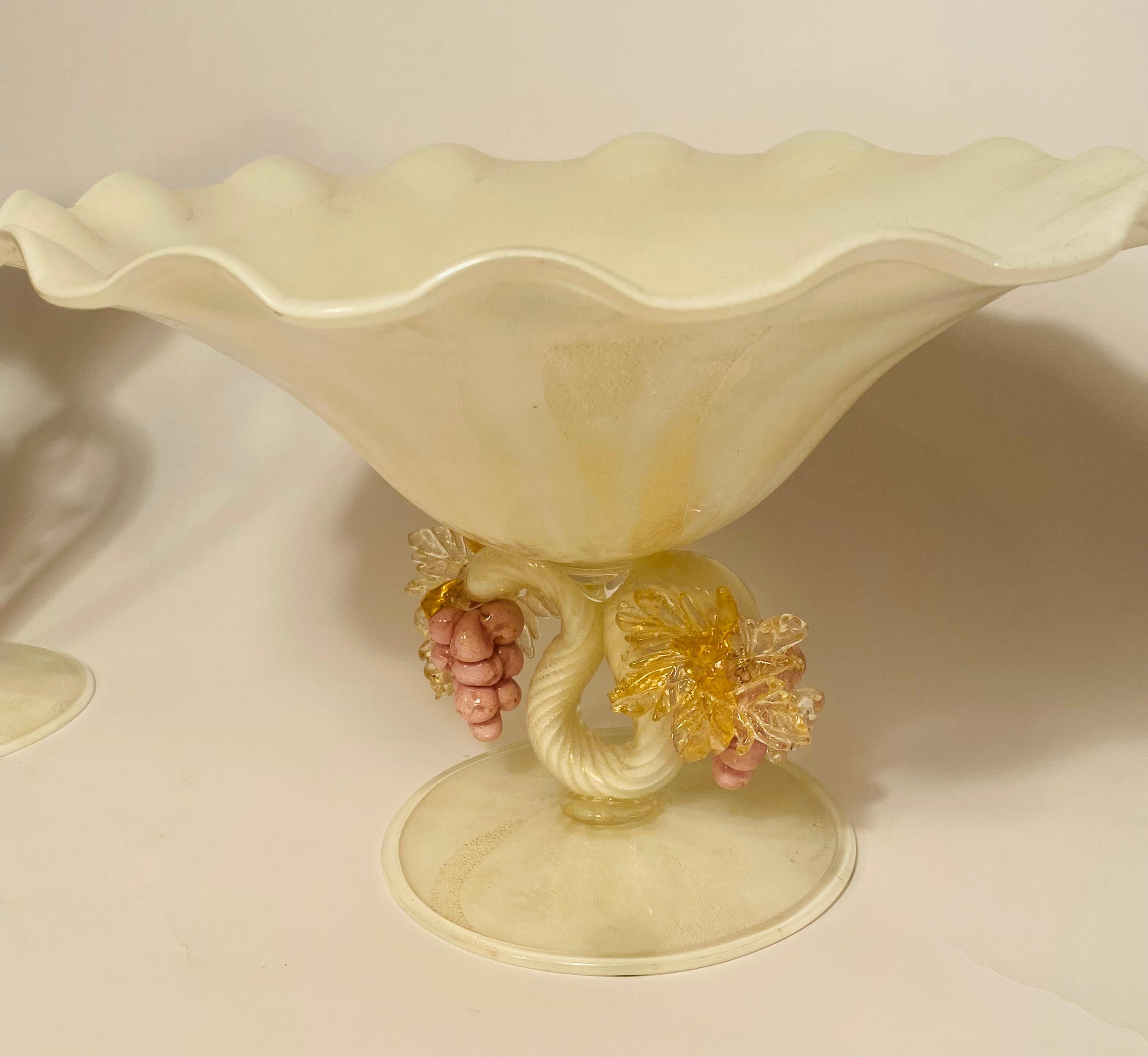 Inizio XX secolo Antica coppia di candelieri in vetro veneziano con centrotavola abbinato. Rosa, Bianco in vendita